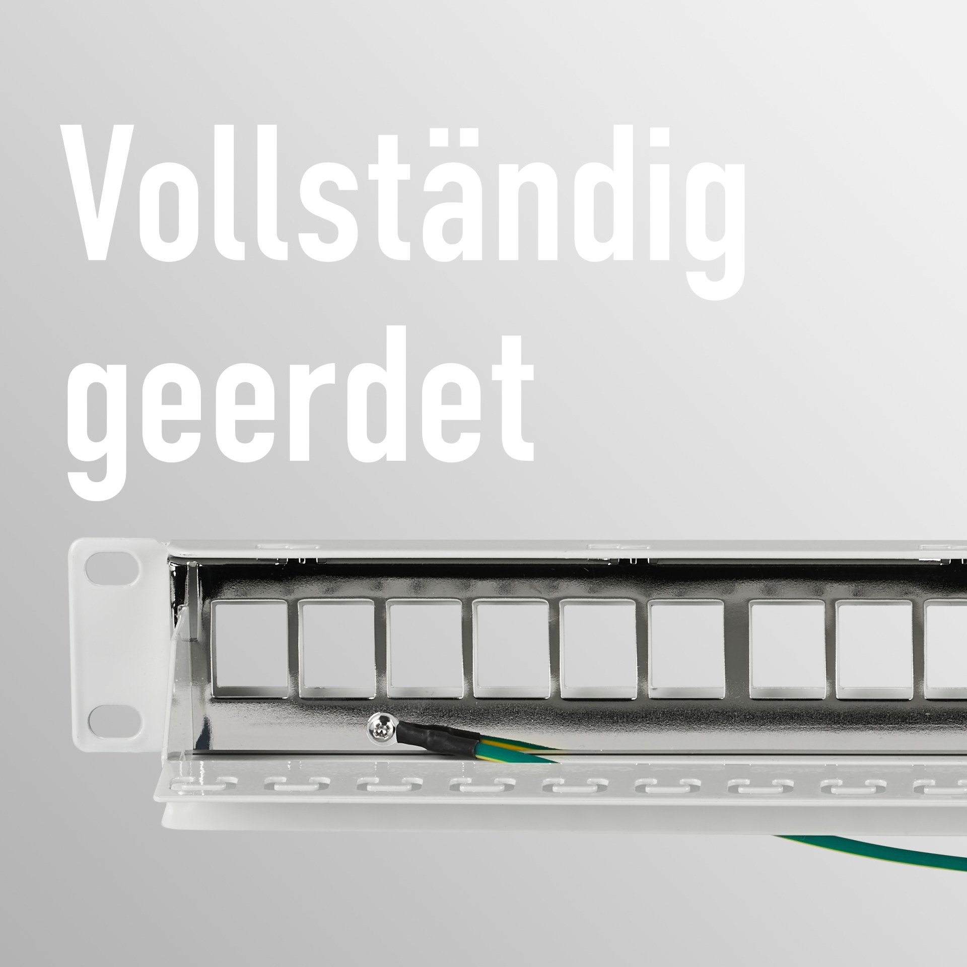 Ein weißes Metallgestell mit mehreren leeren Schlitzen. Der Text oben lautet 'Vollständig geerdet'.
