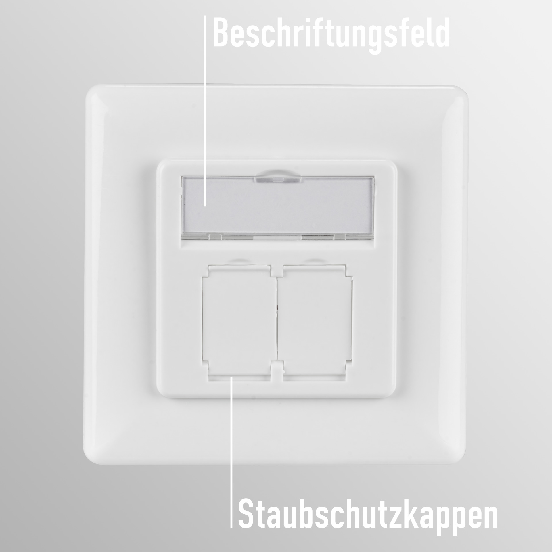 Eine weiße Steckdosenabdeckung mit zwei Öffnungen und einem Beschriftungsfeld, auf weißem Hintergrund.
