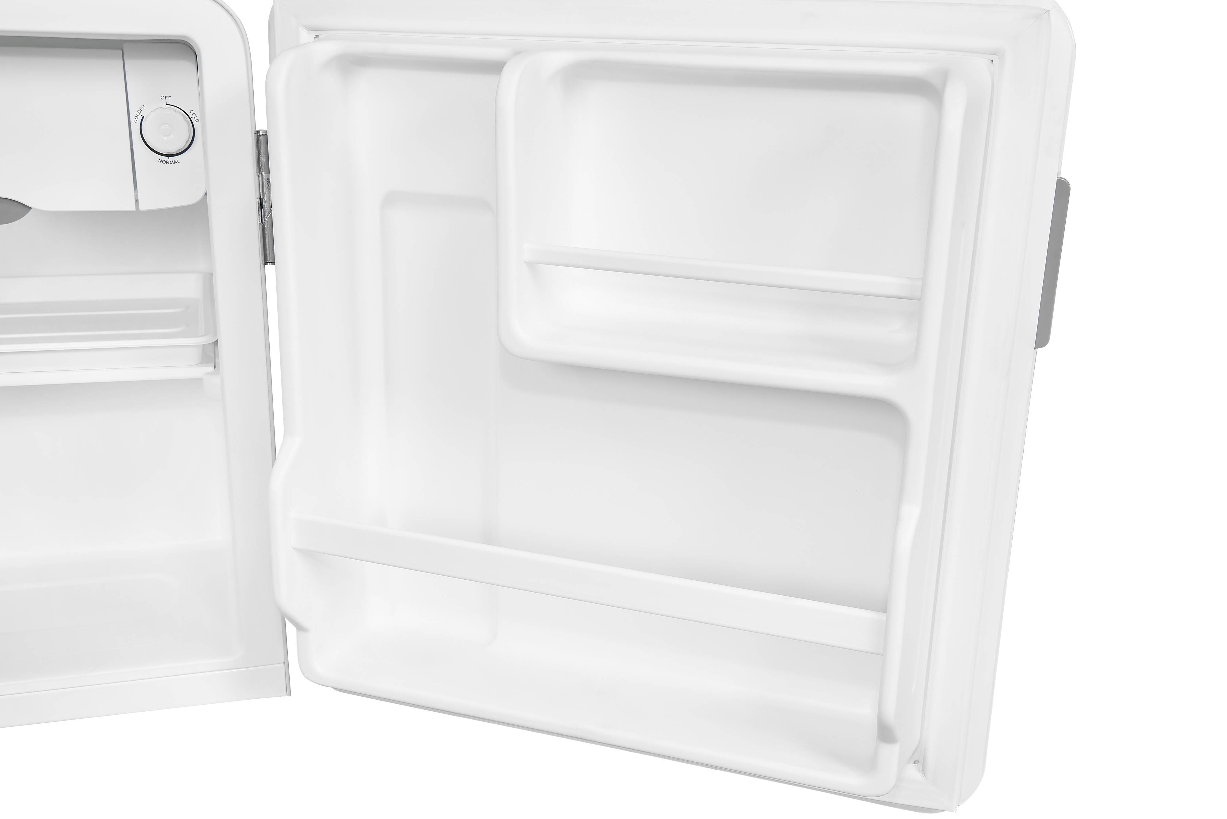 Interior de refrigerador blanco. Puerta abierta revela estantes y el interior.