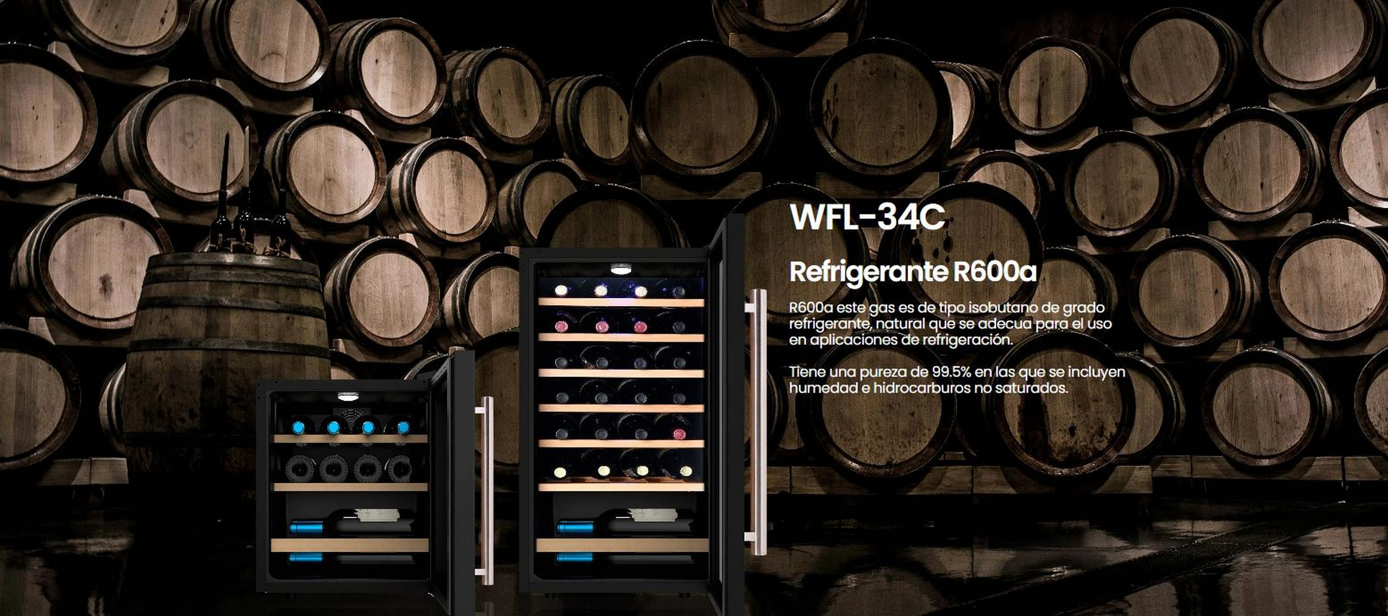 Enfriador de vino con puertas abiertas y cerradas. Botellas de vino dentro. Barriles de madera.