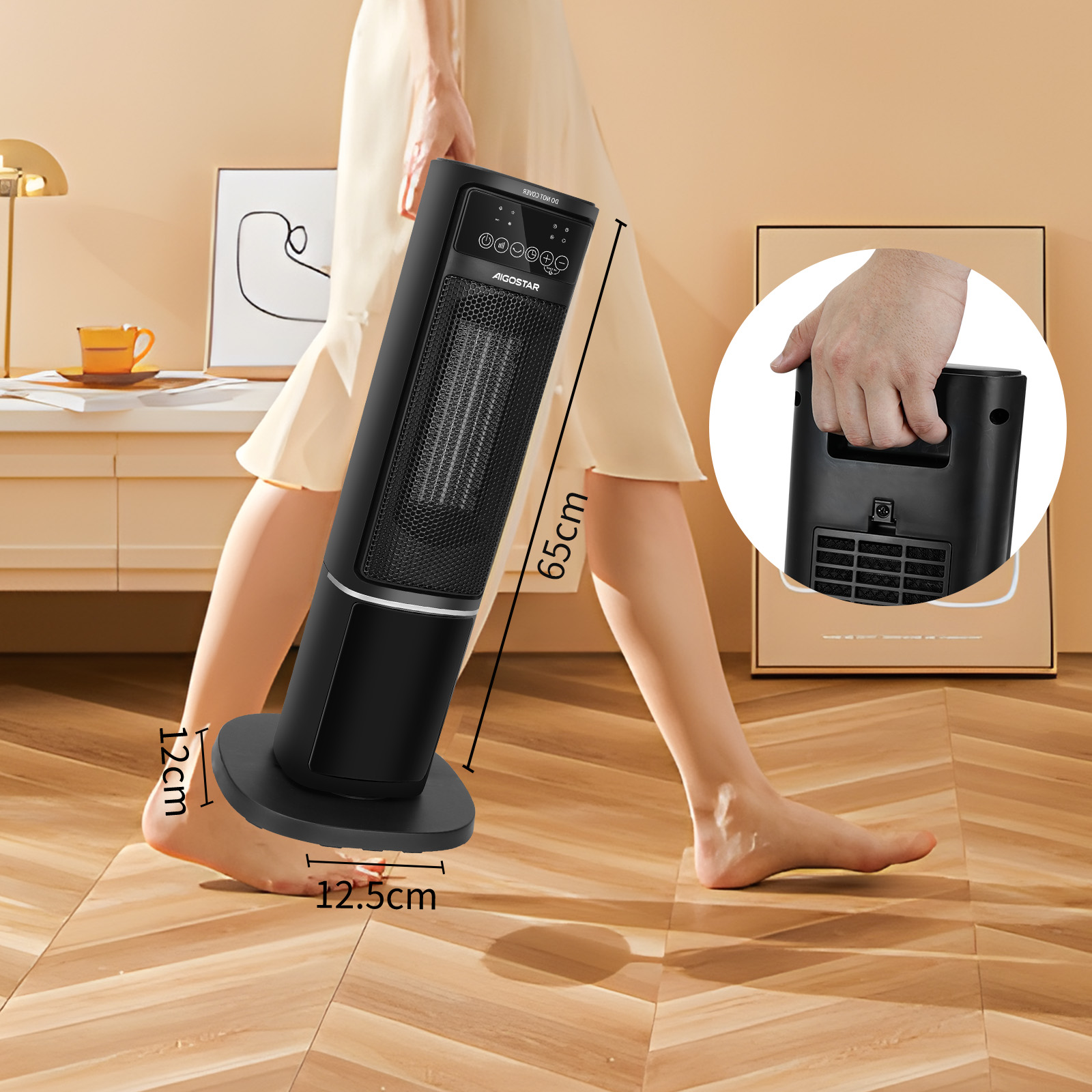 Eine barfüßige Frau hält eine schwarze Heizung, neben einem Holzboden, mit einem Raum im Hintergrund.