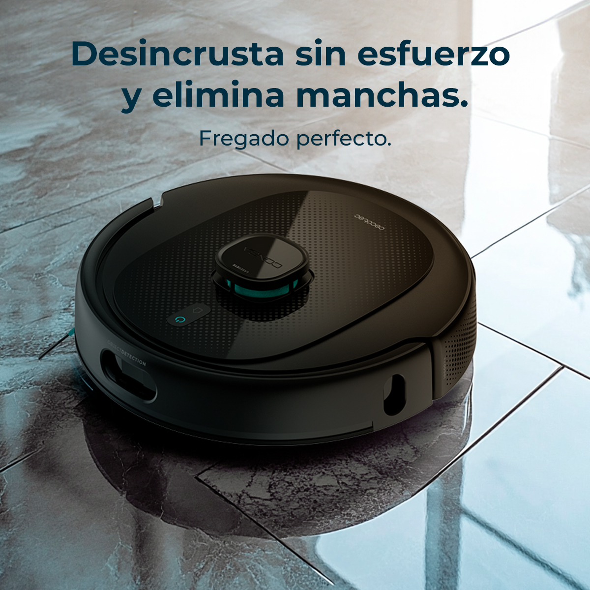 Aspirapolvere robot nero su pavimento piastrellato lucido. Testo: 'Desincrusta sin esfuerzo y elimina manchas'.
