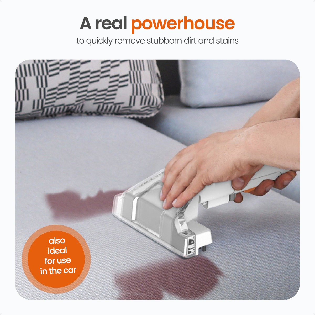 Ein Handstaubsauger, der ein Sofa absaugt und Flecken entfernt. Der Staubsauger ist weiß und orange.