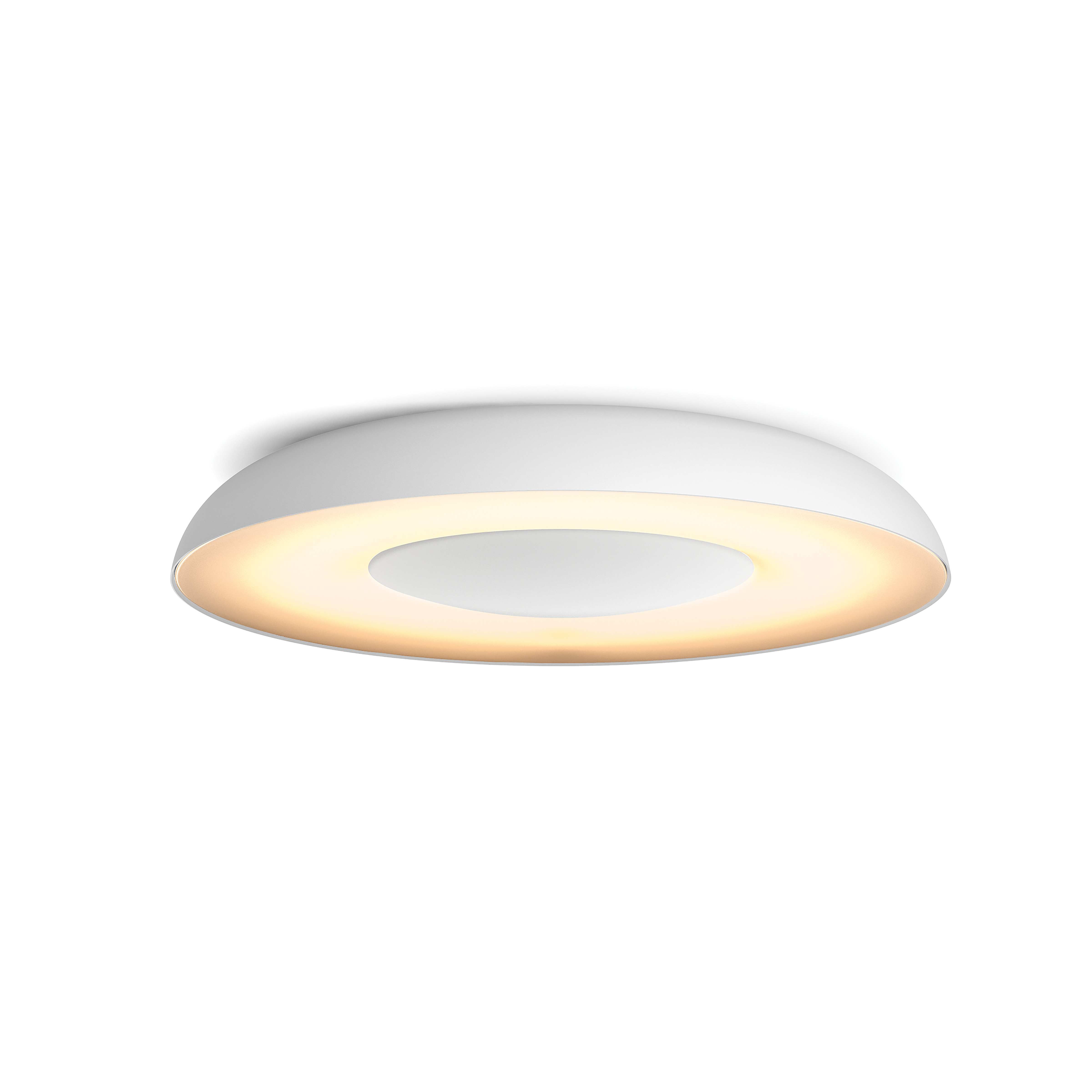 Plafonnier blanc et rond. Éclairé par une lumière chaude. Isolé sur fond blanc.