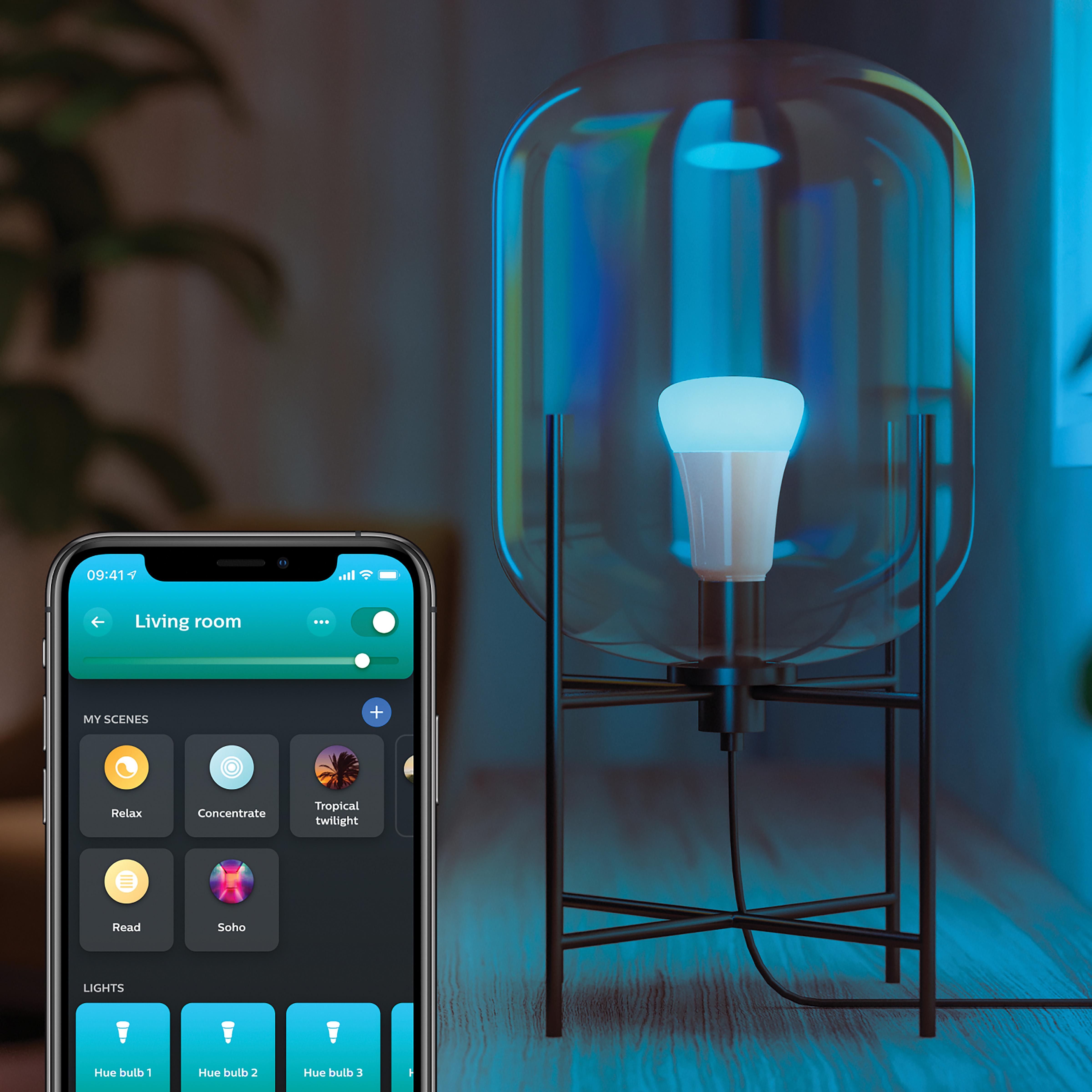 Lampe moderne avec ampoule intelligente, téléphone avec interface d'application. Lumière bleue.