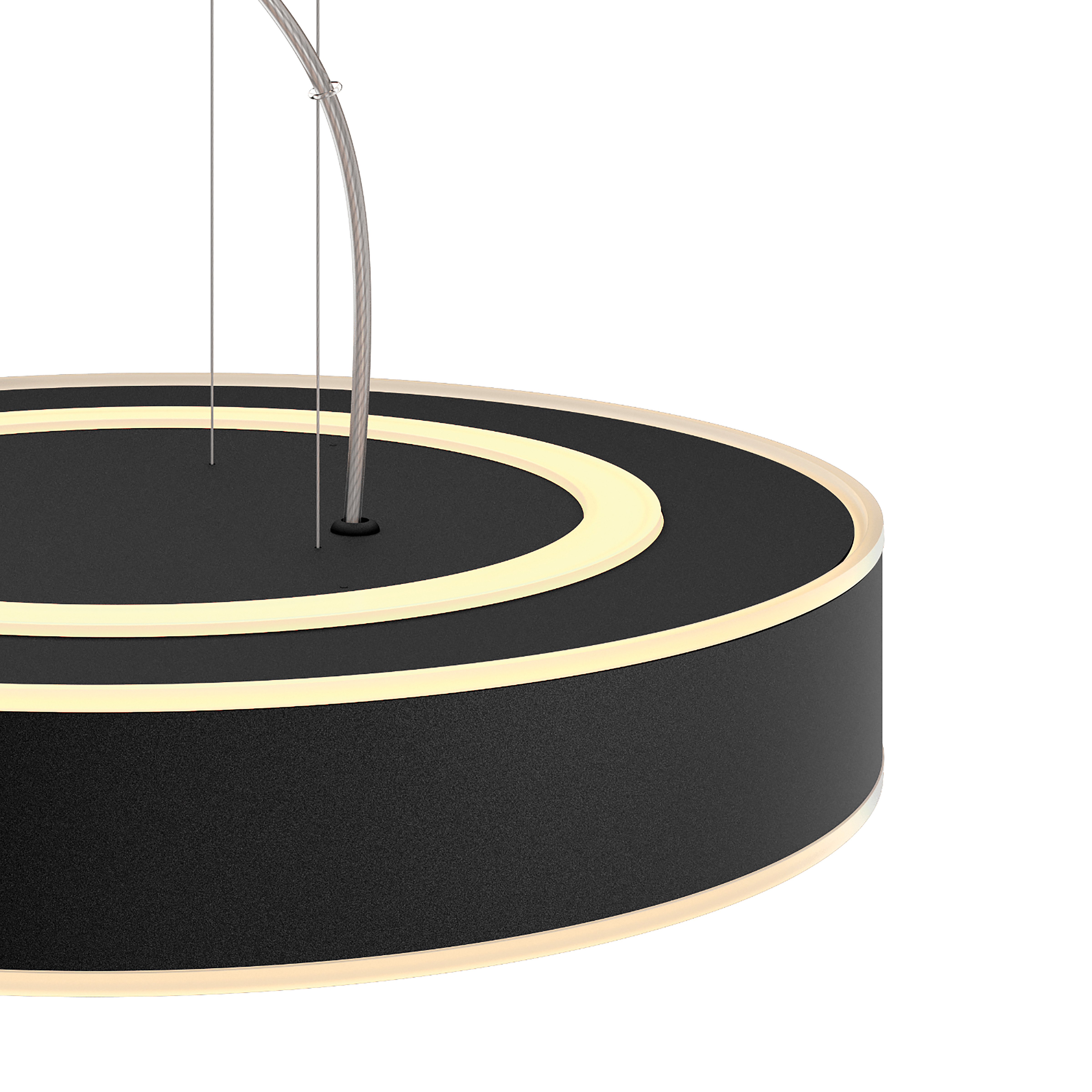 Czarna, okrągła lampa wisząca z białym pierścieniem wewnętrznym. Kable zawieszają ją na białym tle.