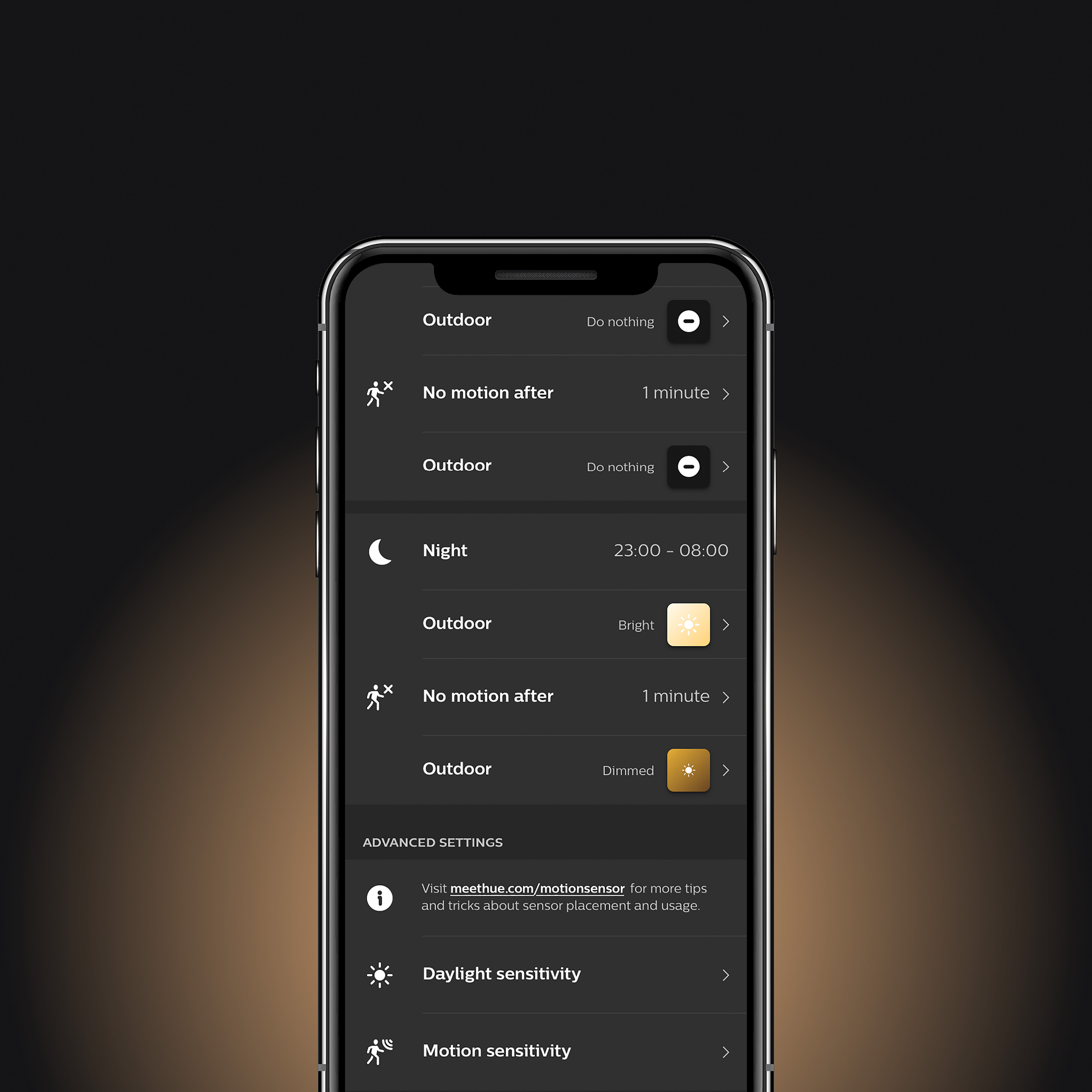 Schermo di smartphone che mostra le impostazioni della casa intelligente per scenari di illuminazione esterna.
