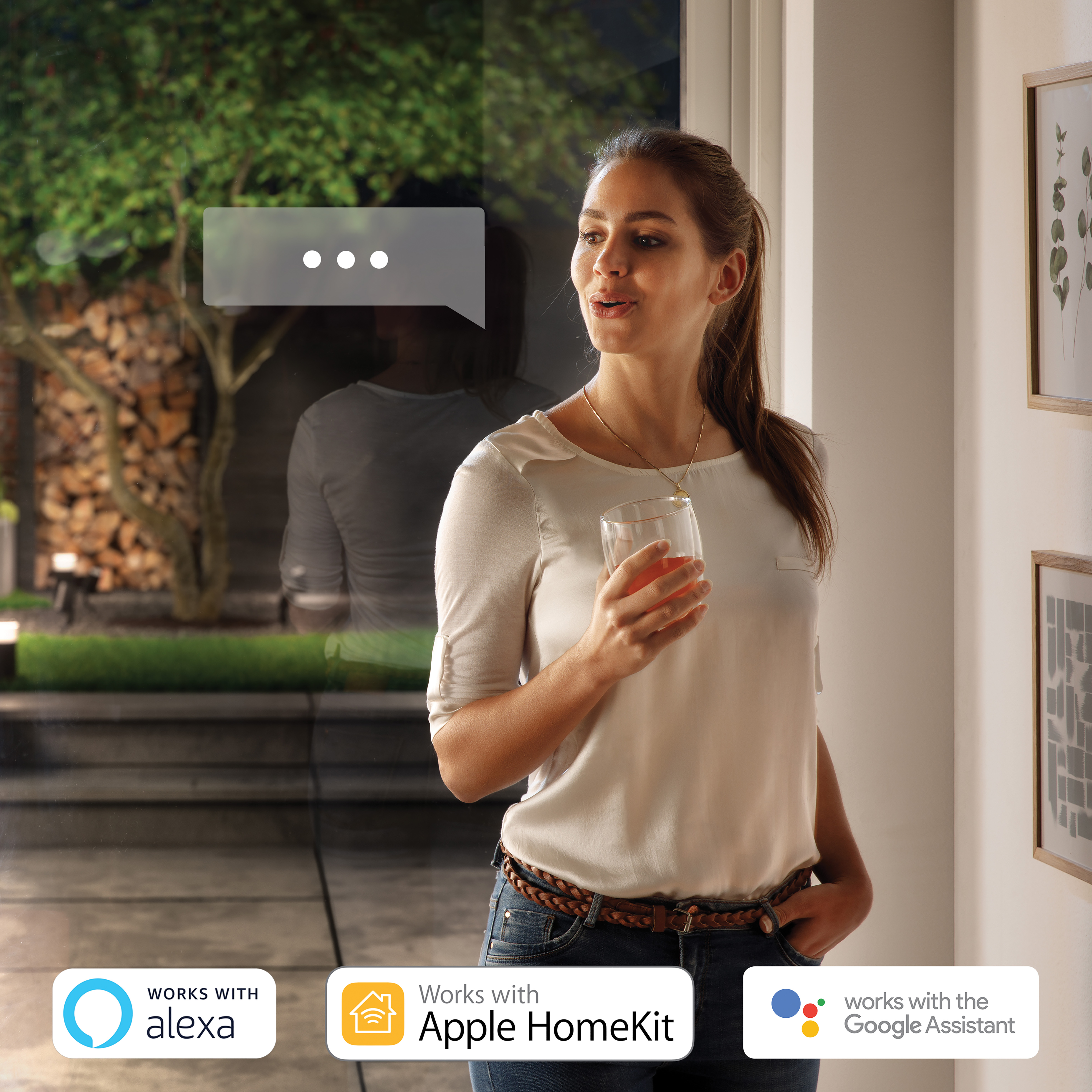 Kobieta z kieliszkiem, blisko okna. Grafika dymku. Loga Alexa, Apple HomeKit i Google Assistant.