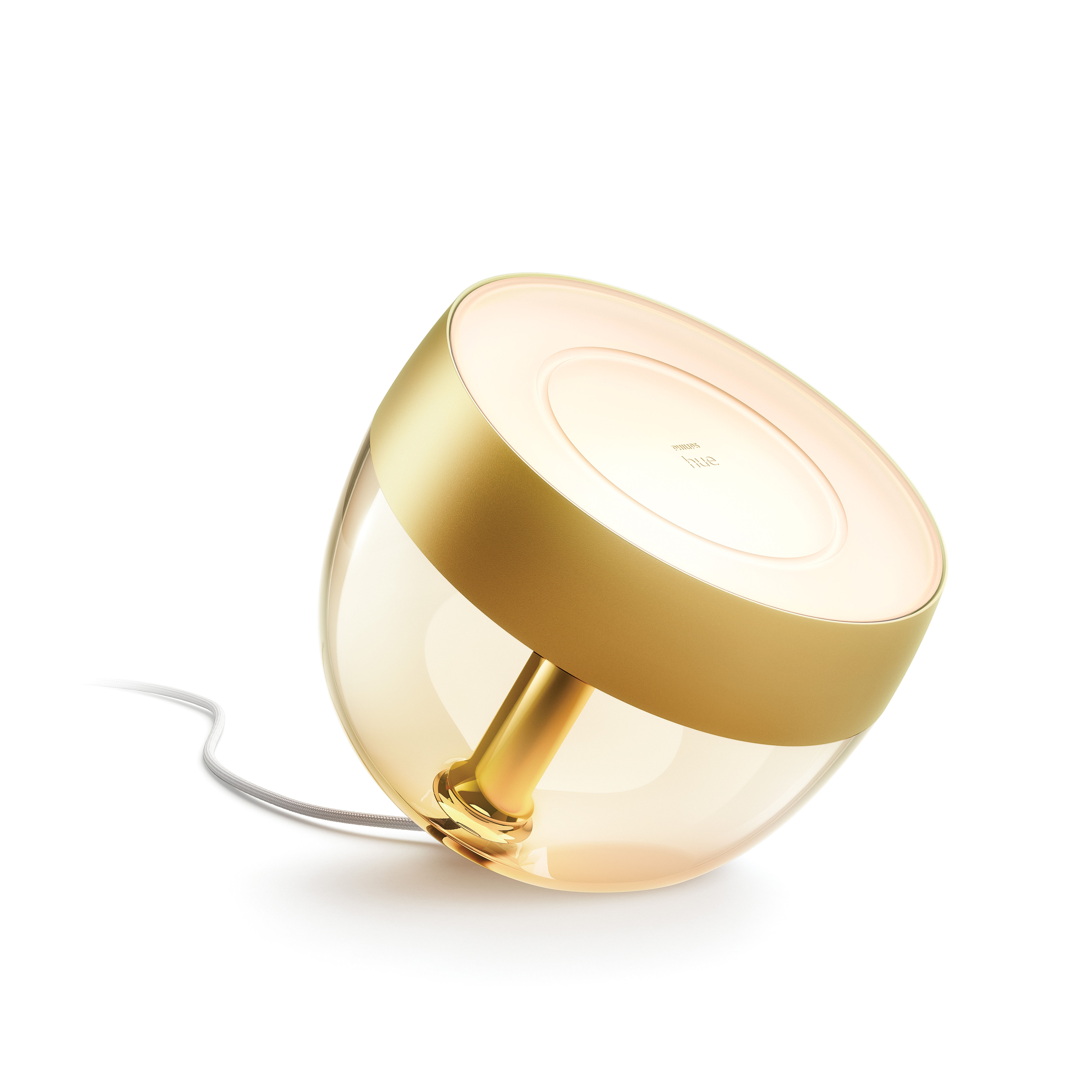 Eine goldene Lampe mit klarer Basis und weißem Hintergrund.