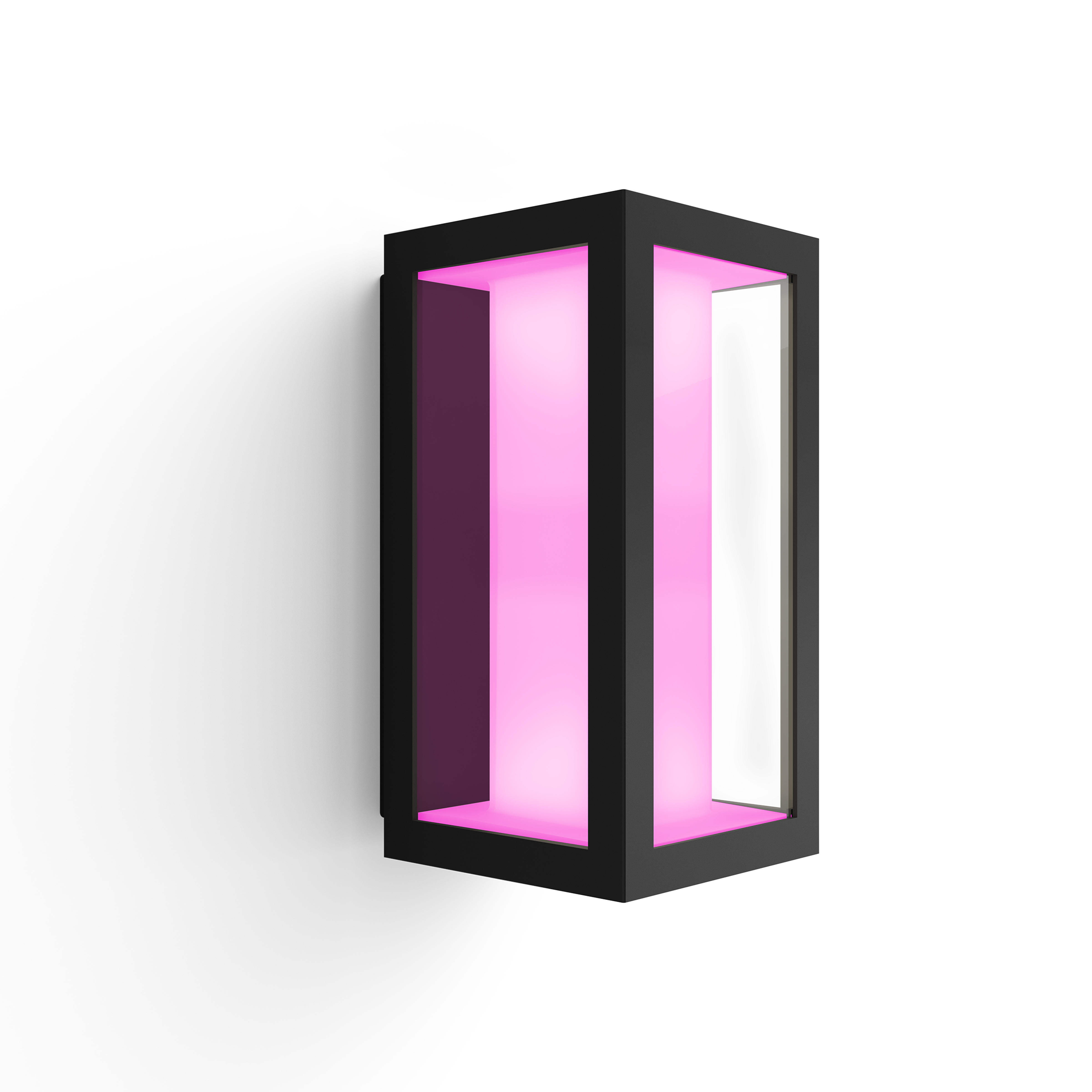 Schwarze Außenwandleuchte mit rosa Licht, das von innen kommt, an einer weißen Wand montiert.