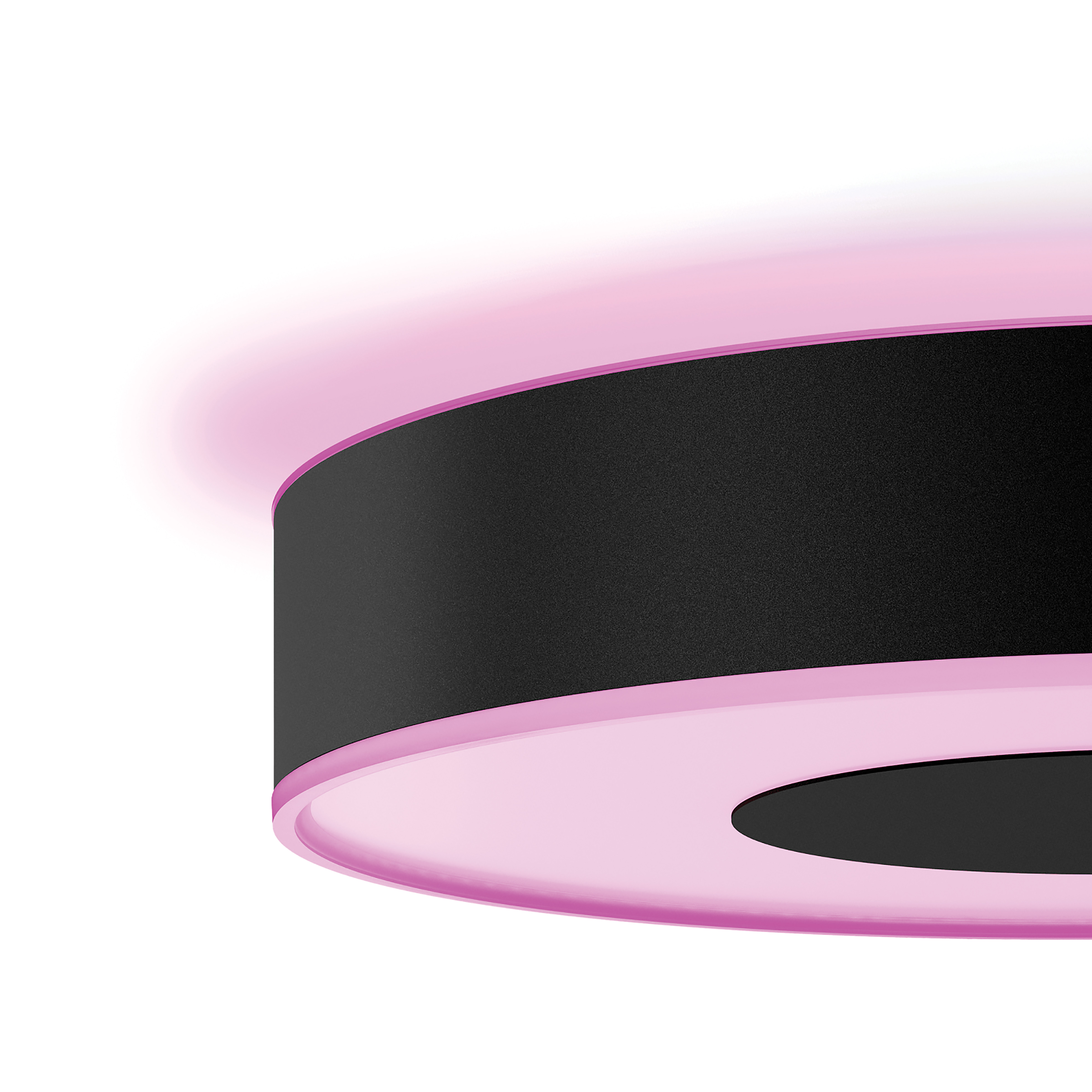 Zbliżenie czarnej i różowej lampy sufitowej. Różowe światło dochodzi z góry.