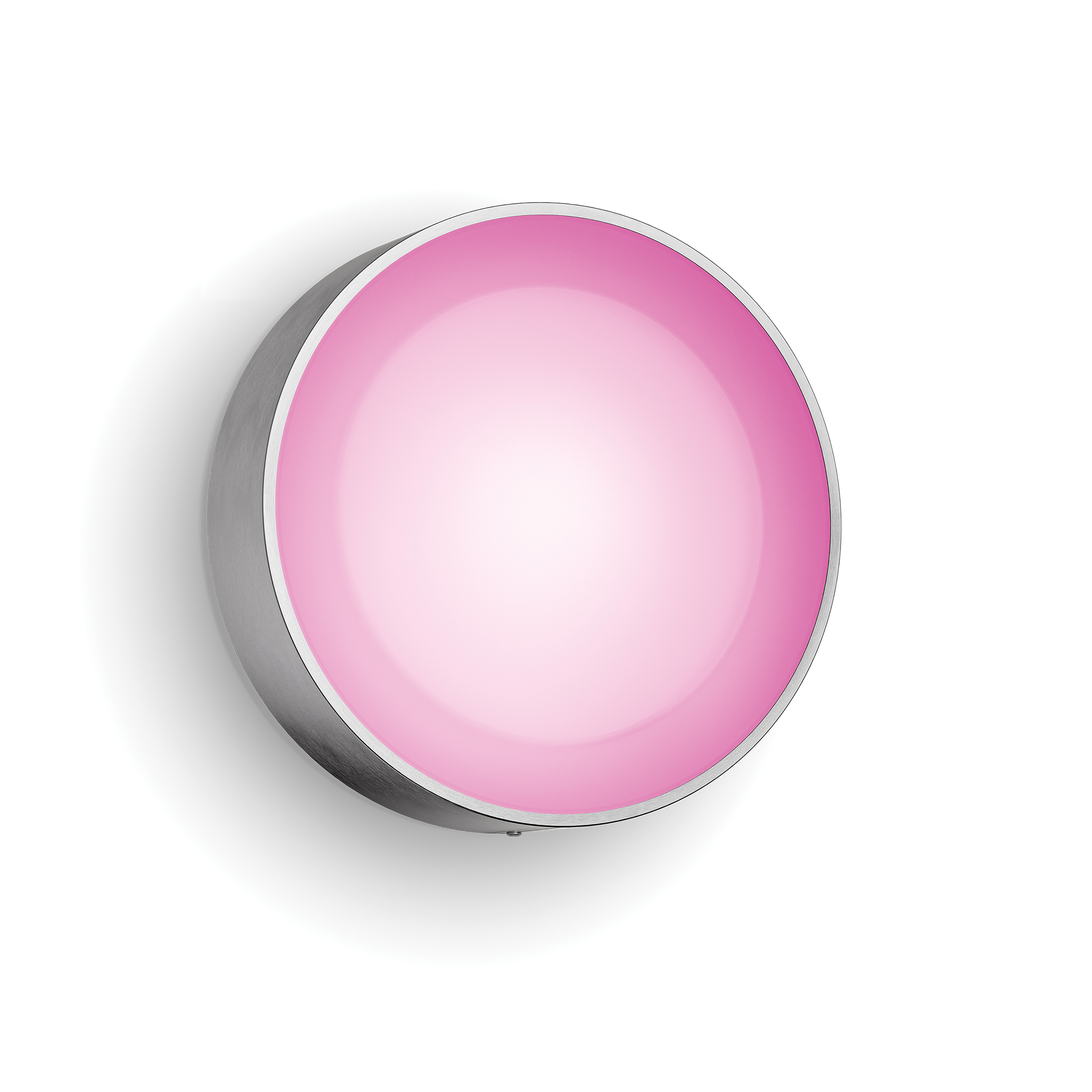 Een ronde, zilveren armatuur met een roze verlicht midden, gemonteerd op een witte muur.