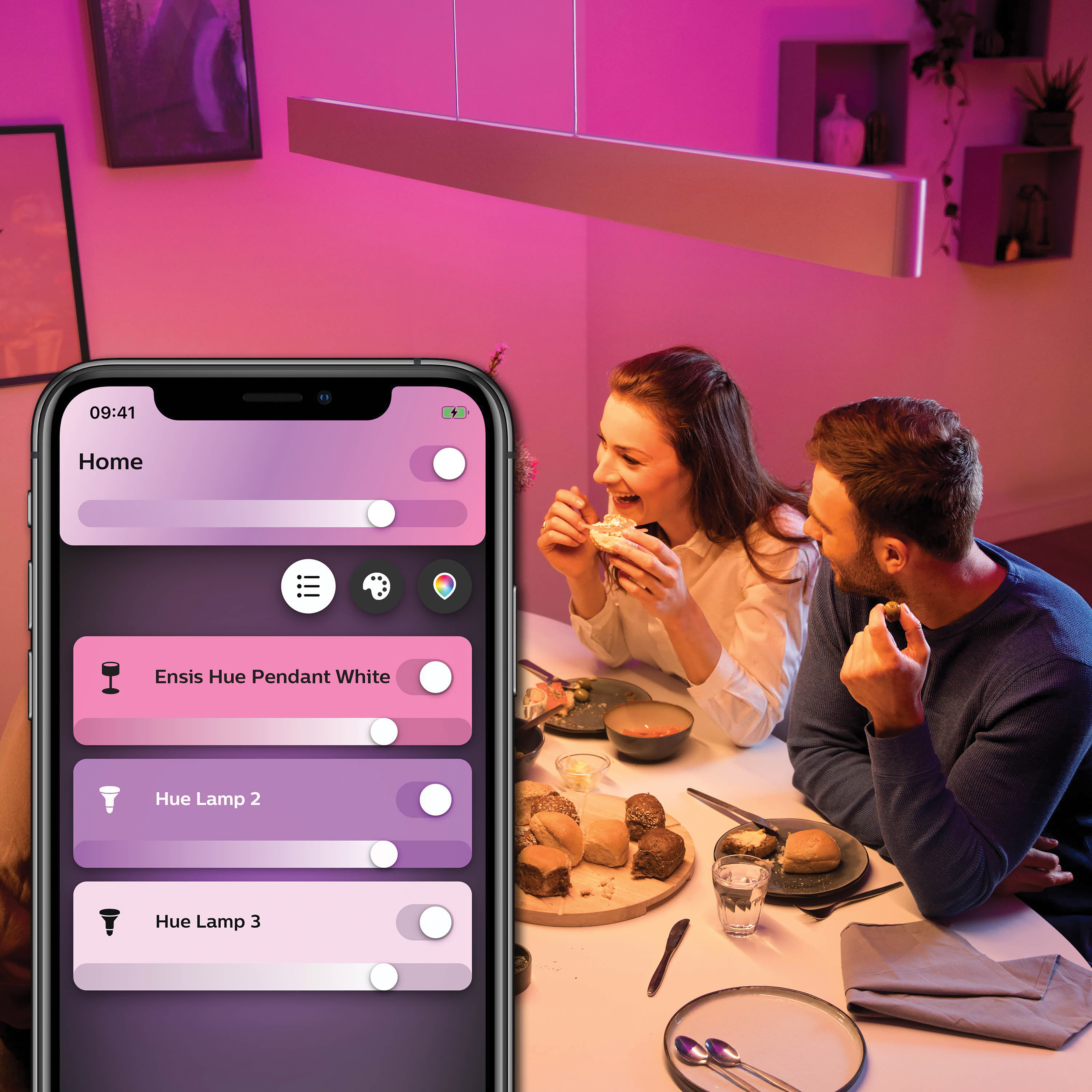 Ludzie przy stole korzystający z telefonu. Aplikacja smart home kontroluje oświetlenie i kolor.