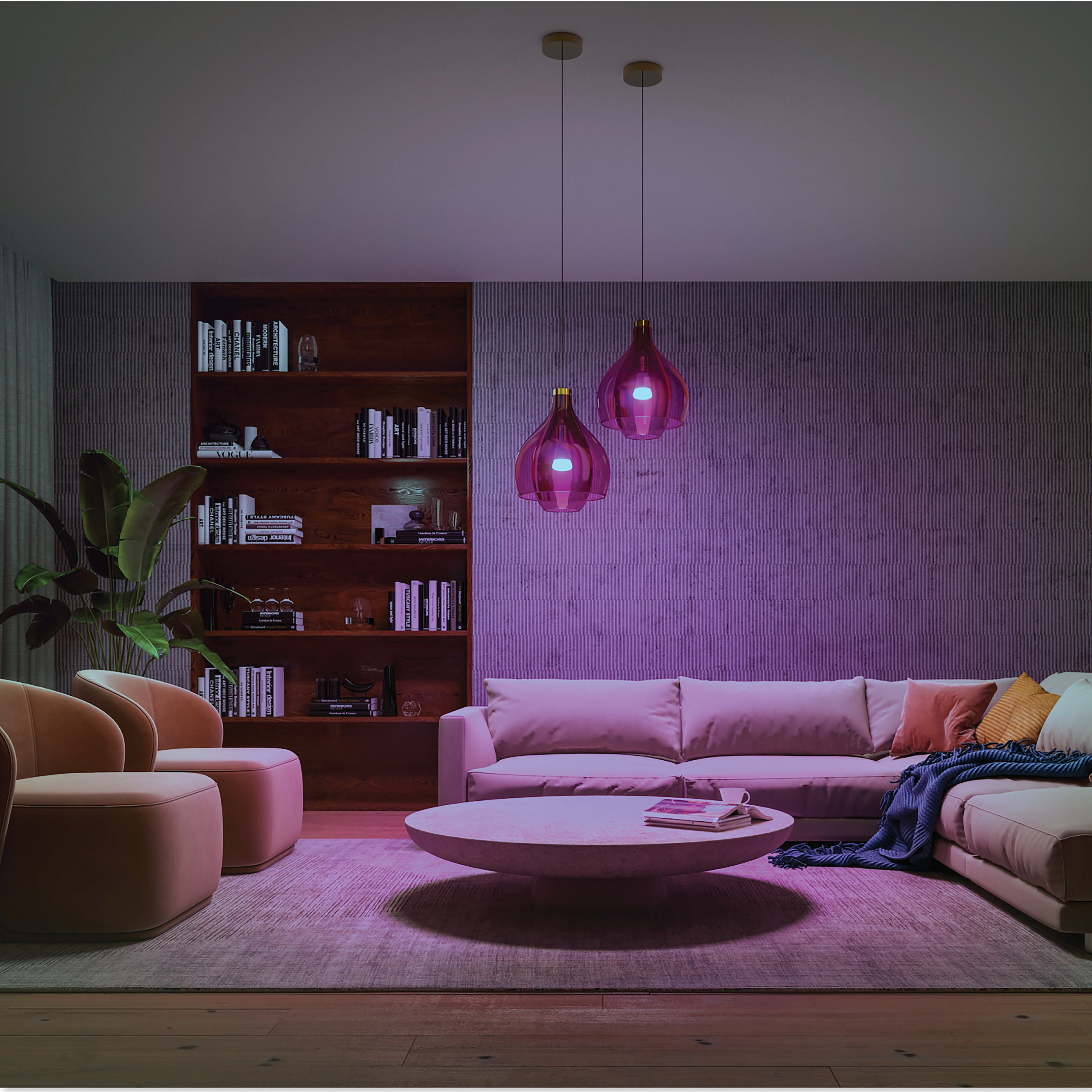 Ein Wohnzimmer mit rosa Pendelleuchten und einem Sofa.