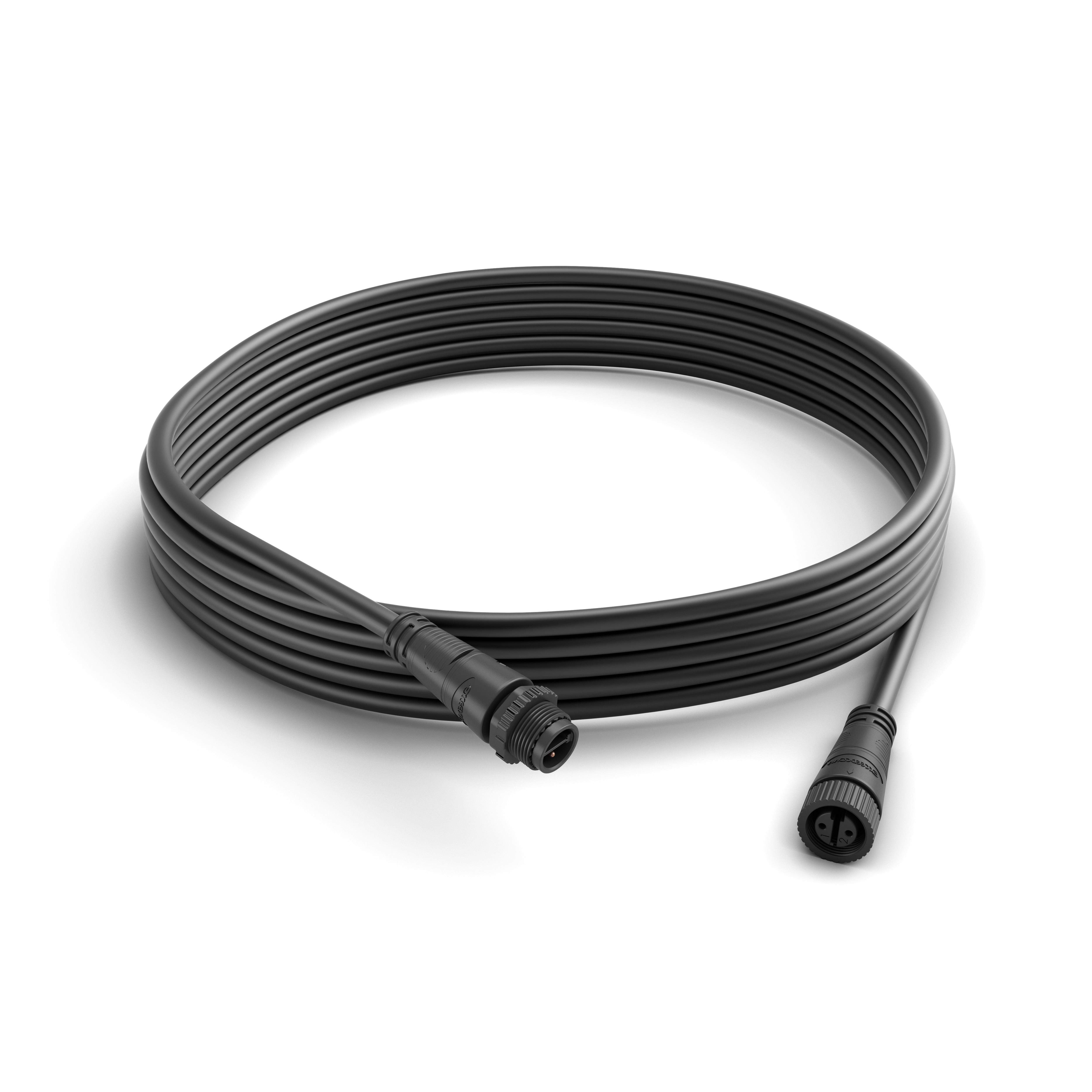 Schwarzes Kabel. Zwei Anschlüsse an jedem Ende. Weißer Hintergrund.