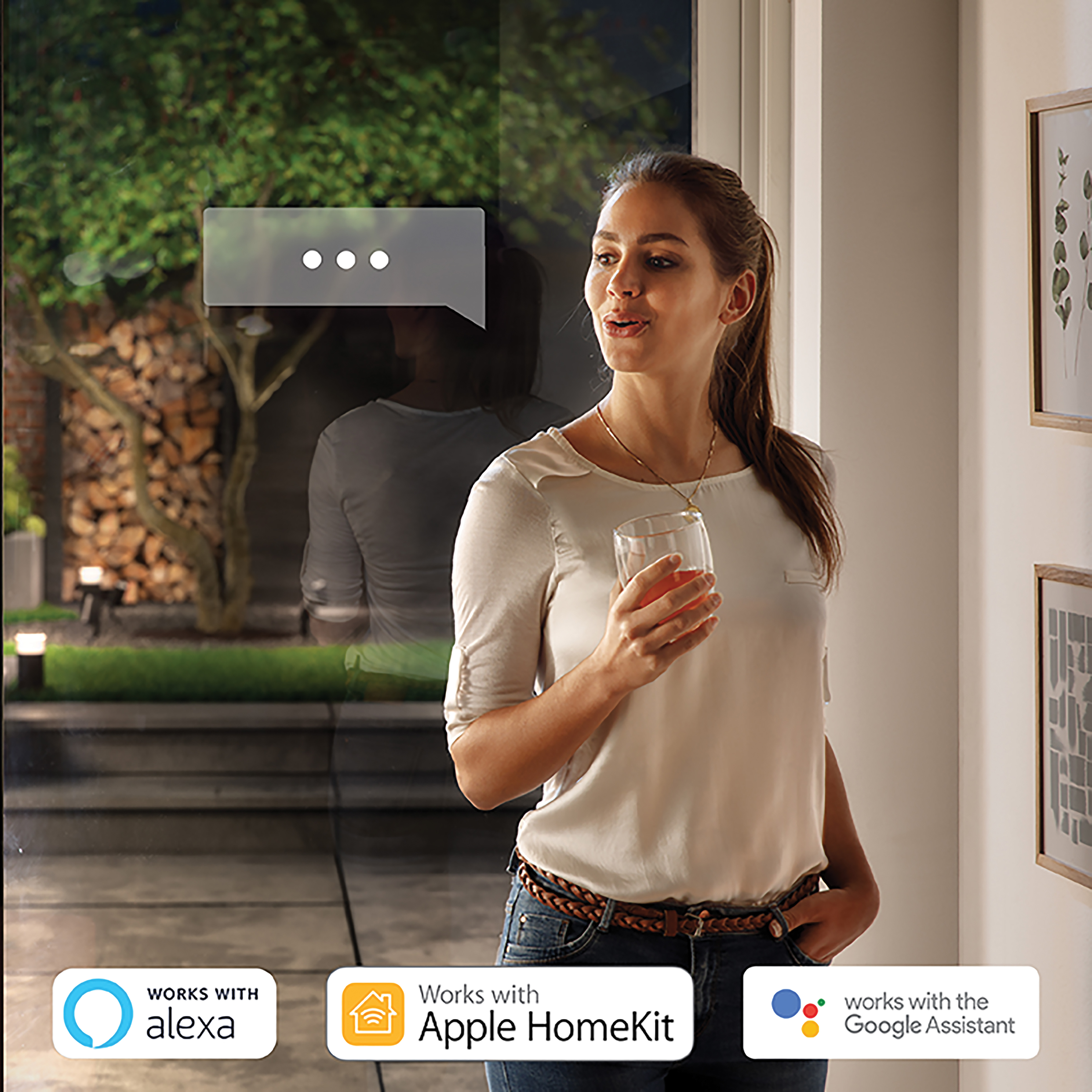 Kobieta przy szklanych drzwiach, dymek nad głową. Ikony Alexa, Apple HomeKit, Google Assistant na dole.