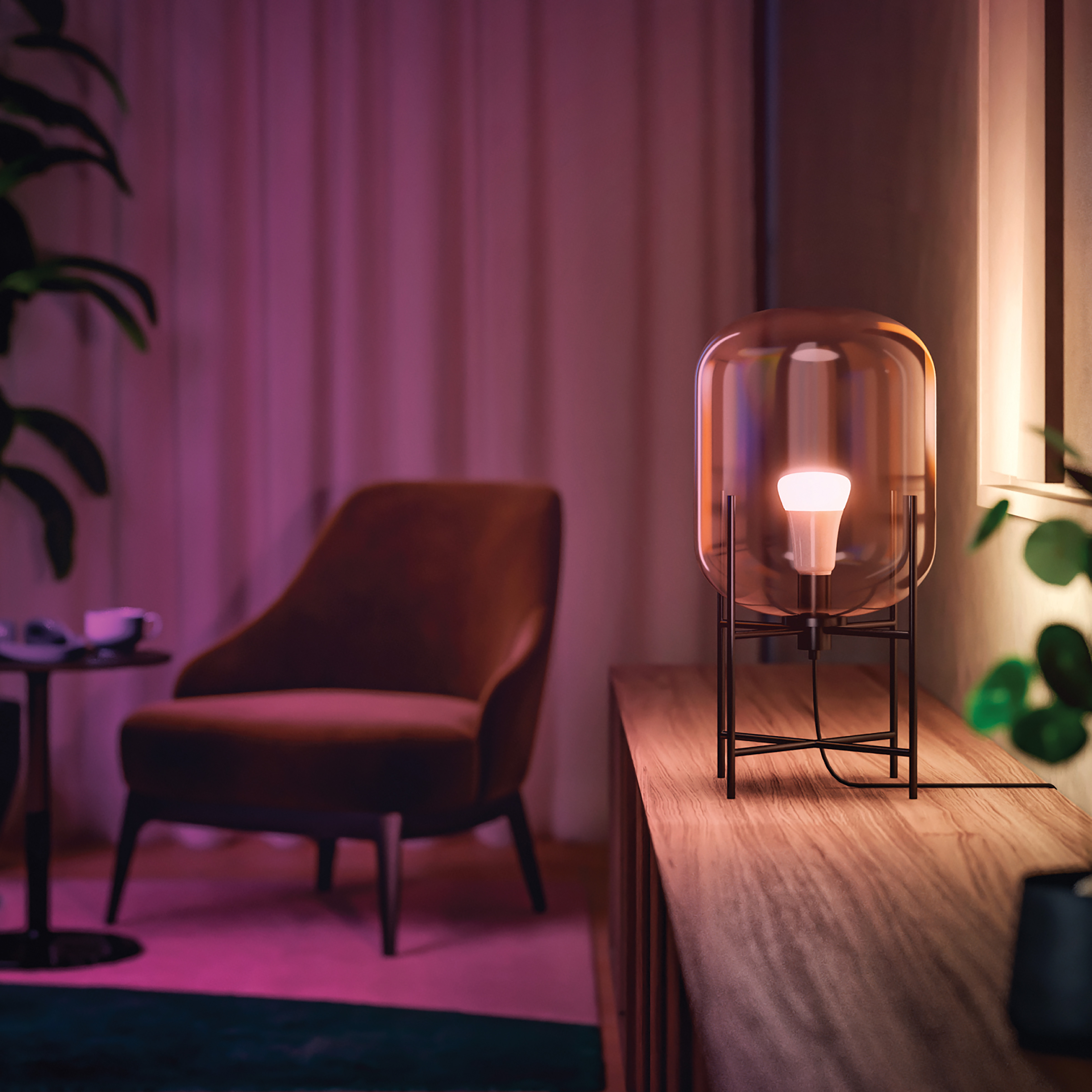 Lampe moderne sur étagère en bois. Chaise marron en arrière-plan. Ambiance rose et violette.