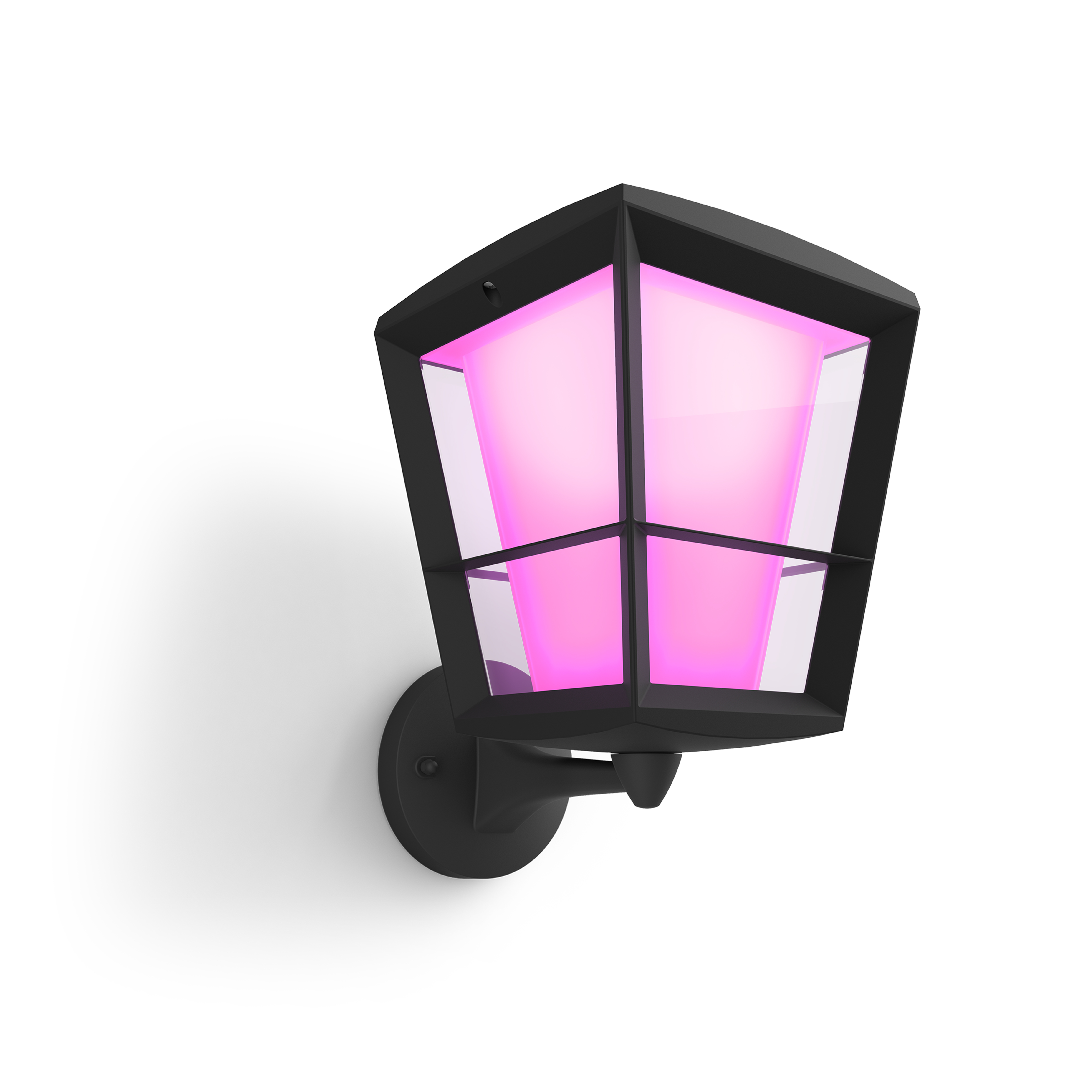 Lampe extérieure noire avec lumière rose sur mur blanc.