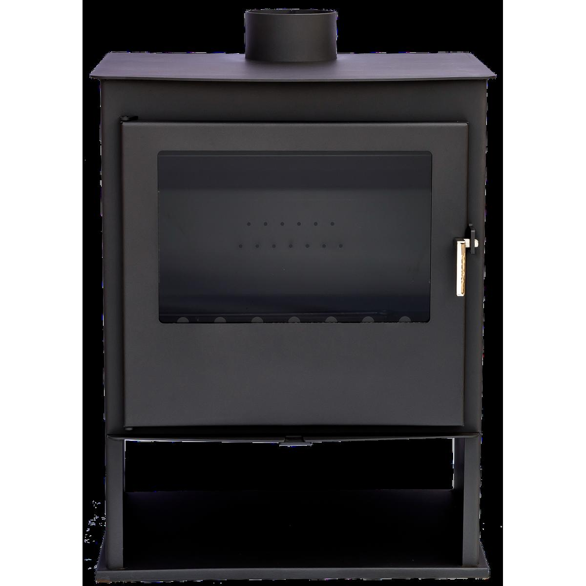 Estufa de leña negra con puerta de cristal. El fondo es una superficie negra.
