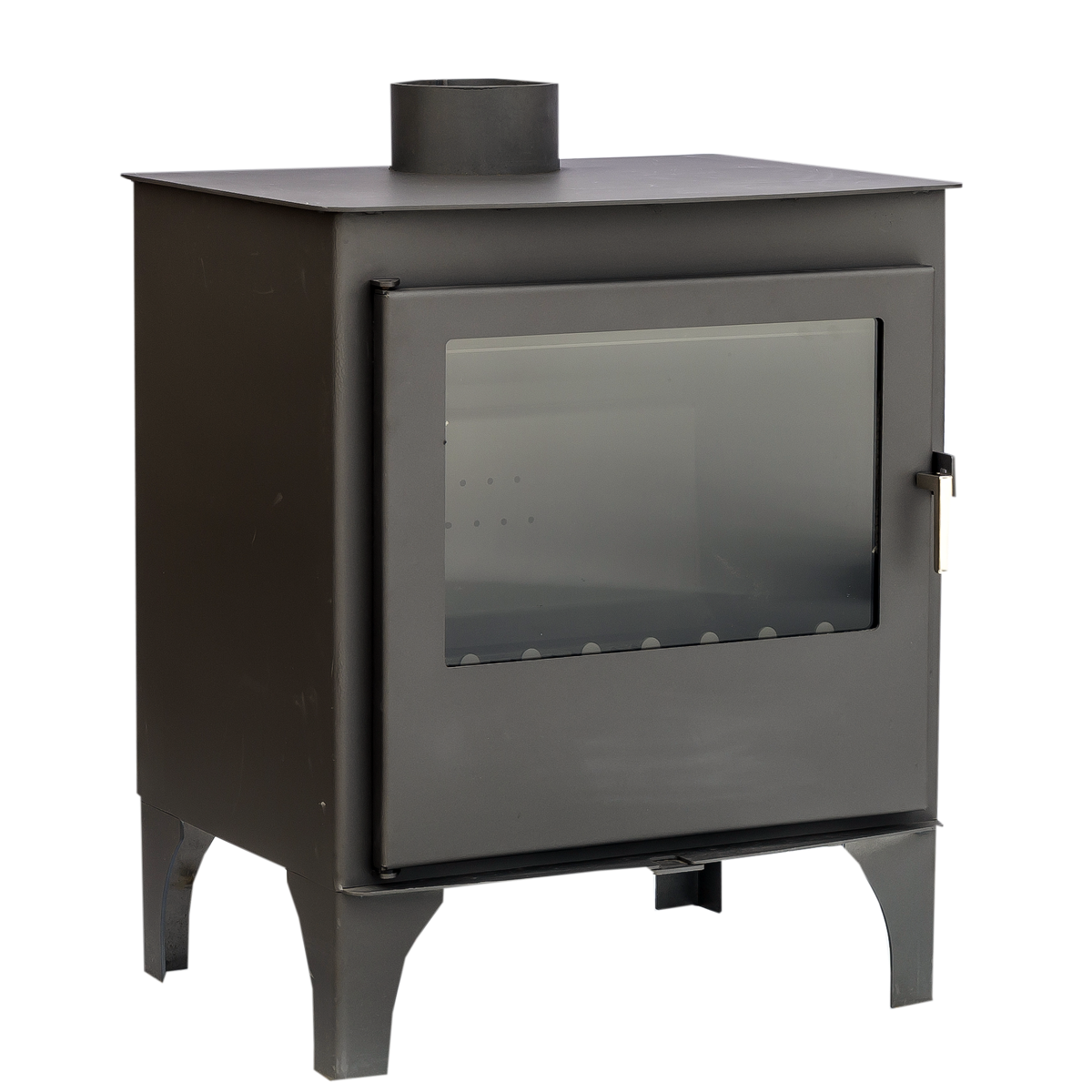Una estufa gris oscuro con puerta de vidrio y chimenea sobre un fondo negro.