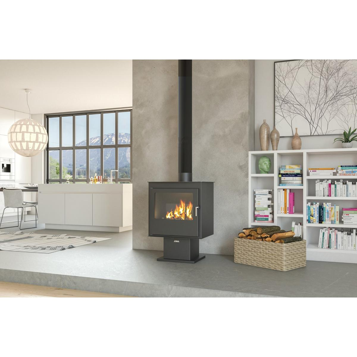 Salón moderno con chimenea. Fuego encendido. Estanterías y ventana grande.