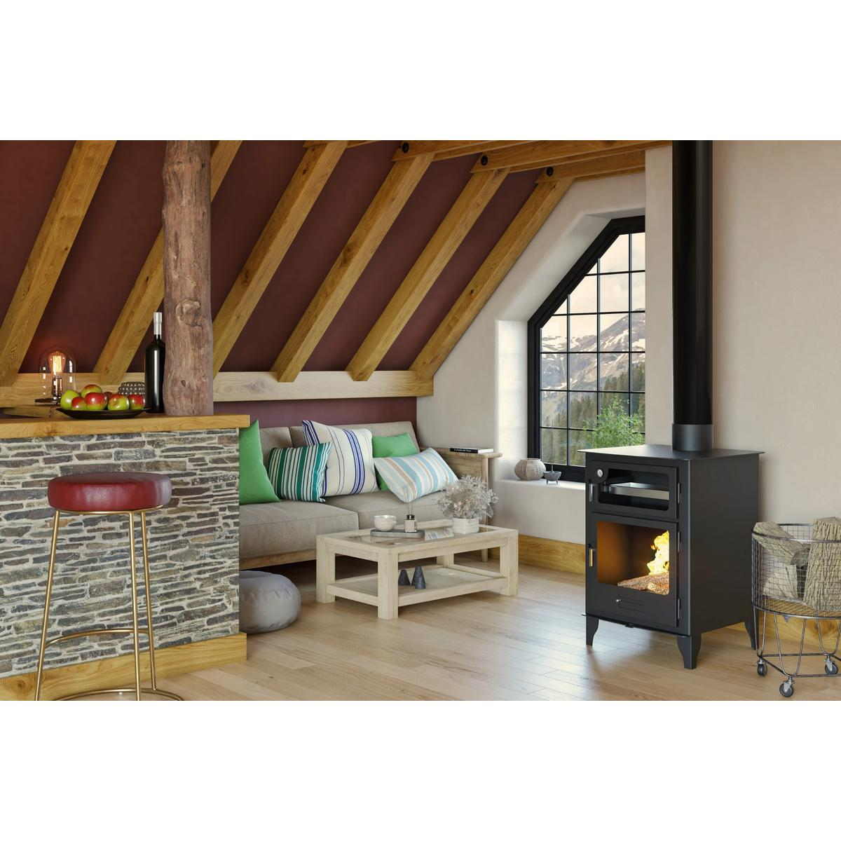 Sala de estar acogedora con chimenea, sofá y bar. Vigas de madera y vista.