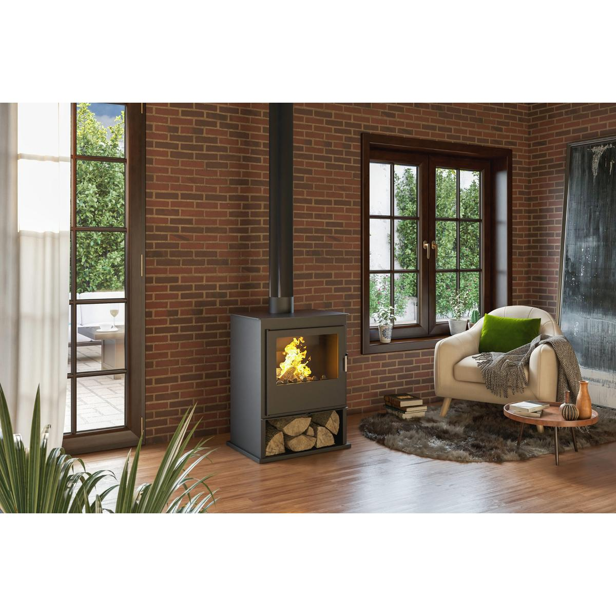 Chimenea con fuego ardiendo, en una sala de estar con pared de ladrillo y suelo de madera.