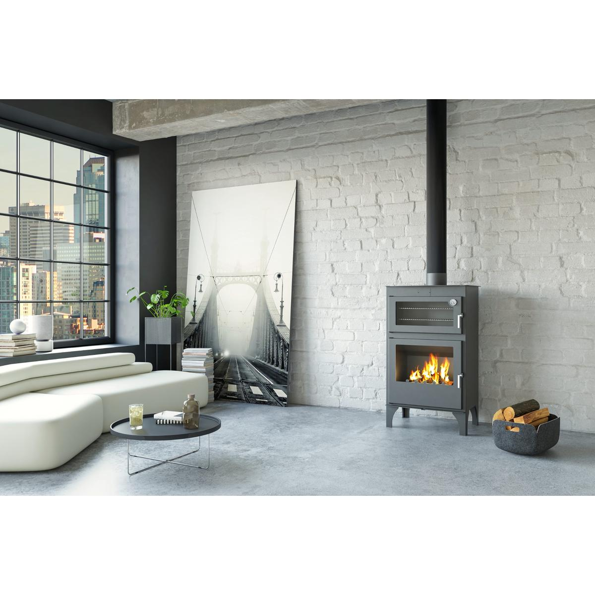 Una acogedora sala de estar con chimenea. Incluye un sofá blanco, una pintura y vistas a la ciudad.
