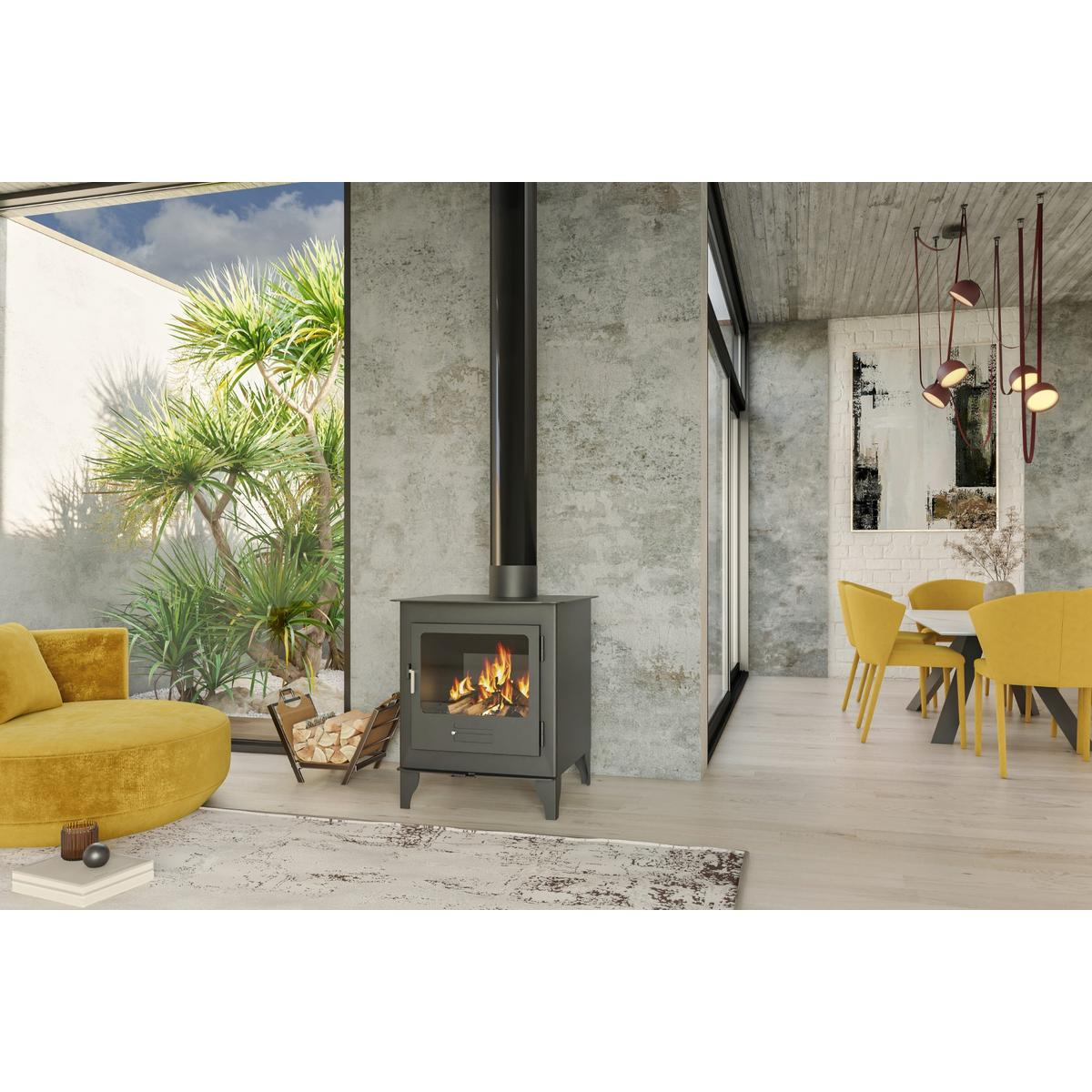 Escena de salón con chimenea, asientos y grandes ventanales con vistas a zonas verdes.