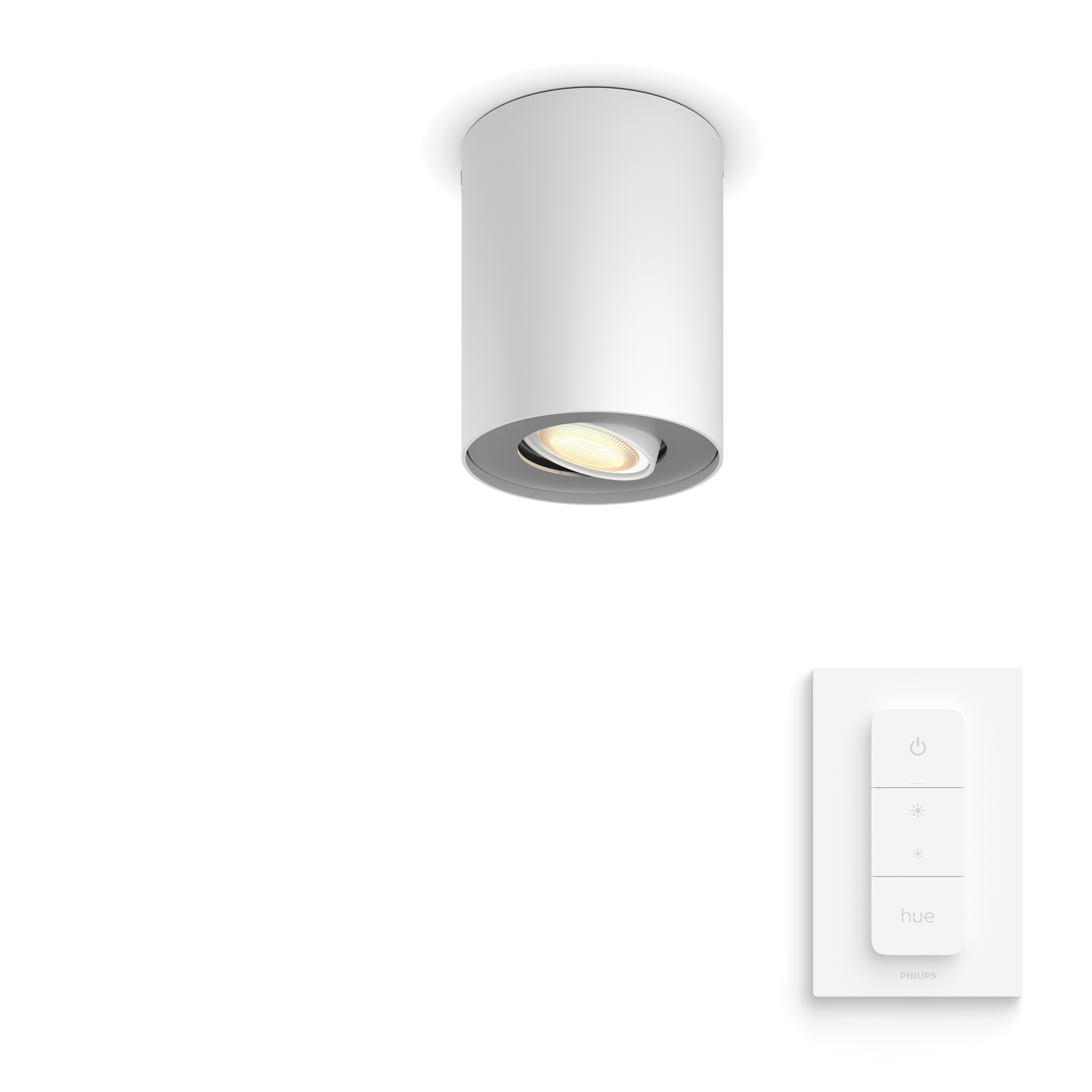 Witte cilindrische plafondlamp met afstandsbediening. Het licht geeft een warme gloed. De achtergrond is wit.