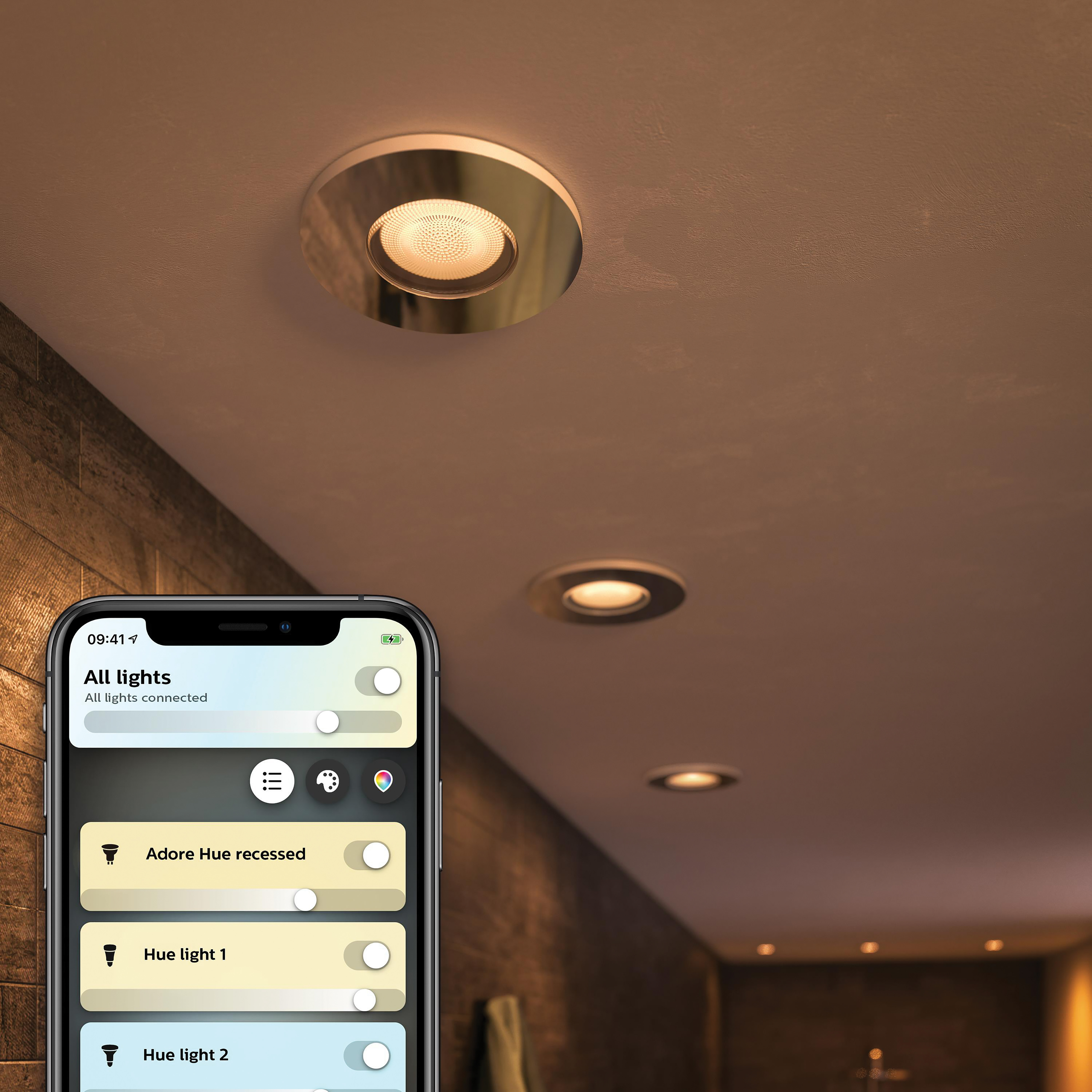 Een badkamer met Philips Hue inbouwspots, bediend via een telefoon.