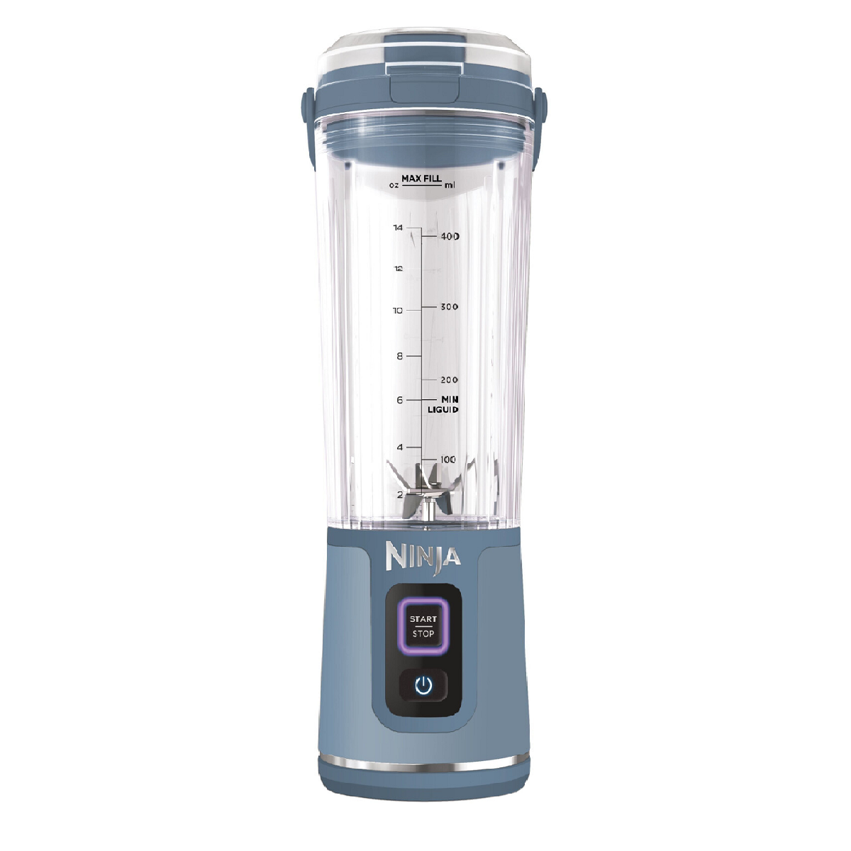 Un blender portable bleu et gris avec un récipient transparent indiquant les mesures et un logo Ninja.