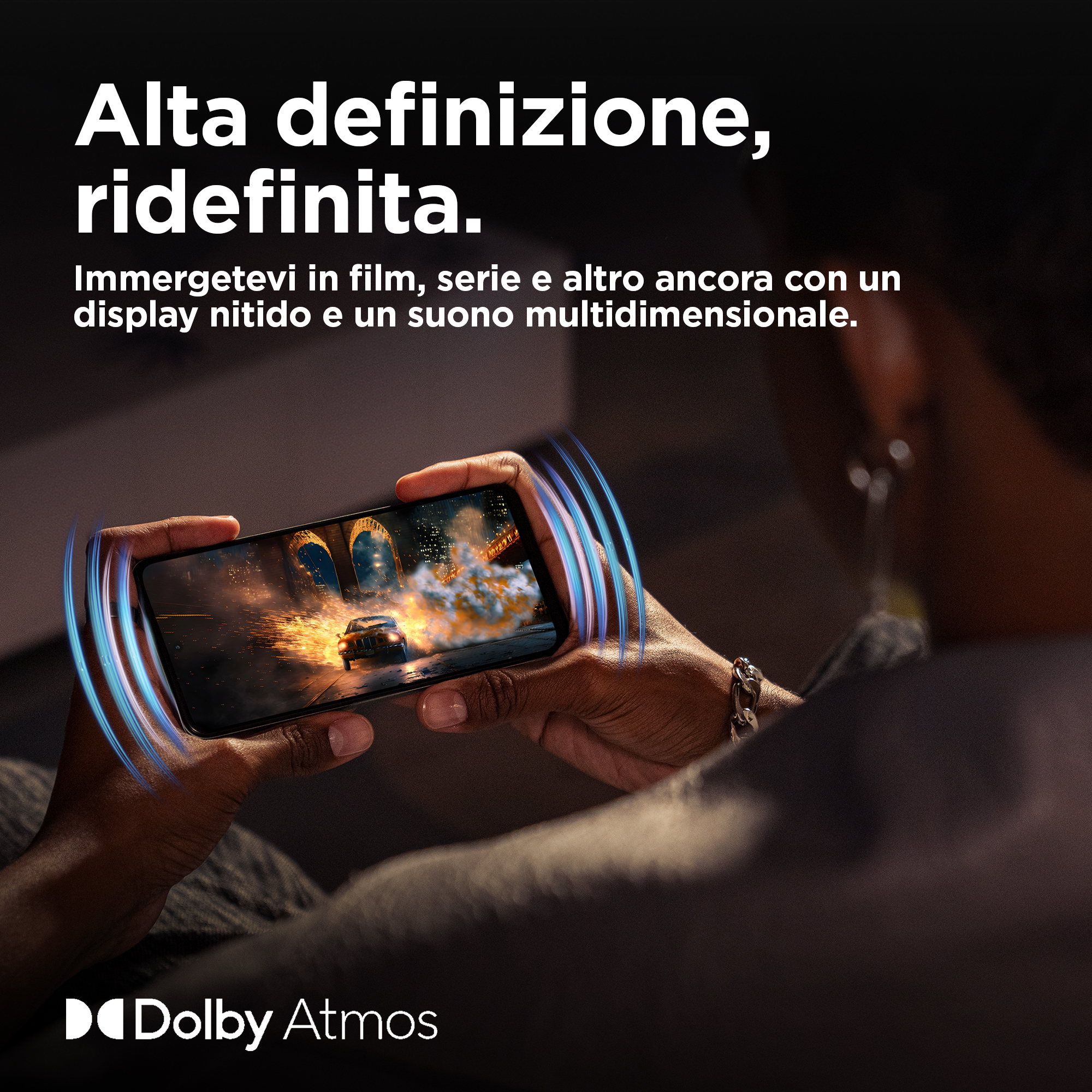 Osoba trzyma telefon z widoczną sceną z gry. Niebieskie fale dźwiękowe emanują z telefonu.