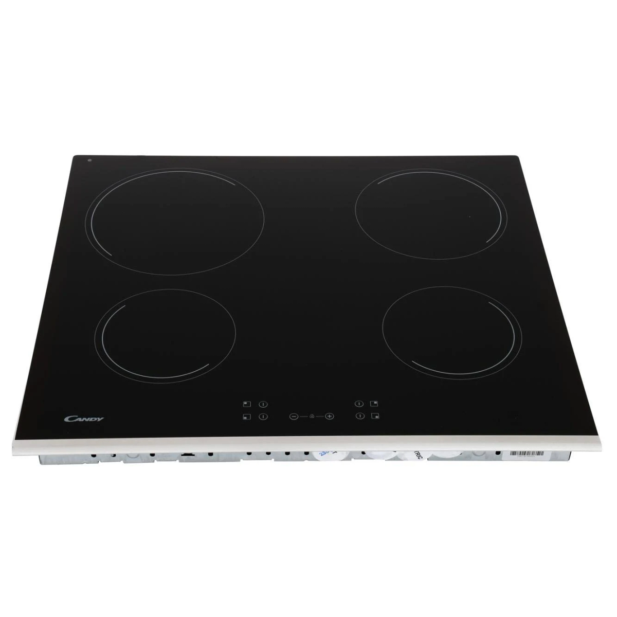 Czarna płyta indukcyjna marki Candy z czterema palnikami. Białe tło.