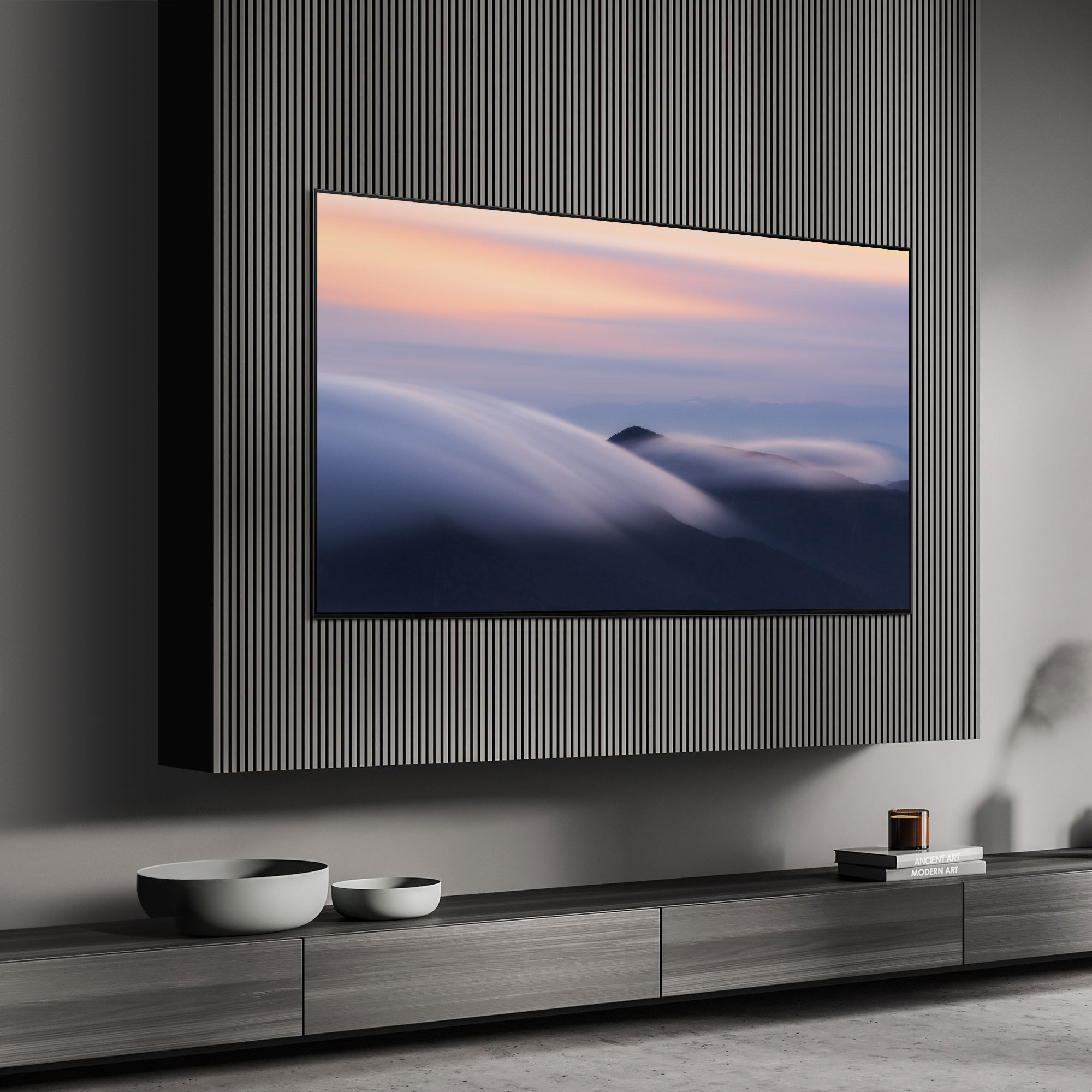Fernseher an Holzpaneelwand, Landschaft mit Wolken. Grauer Schrank darunter, mit Schalen und Büchern.