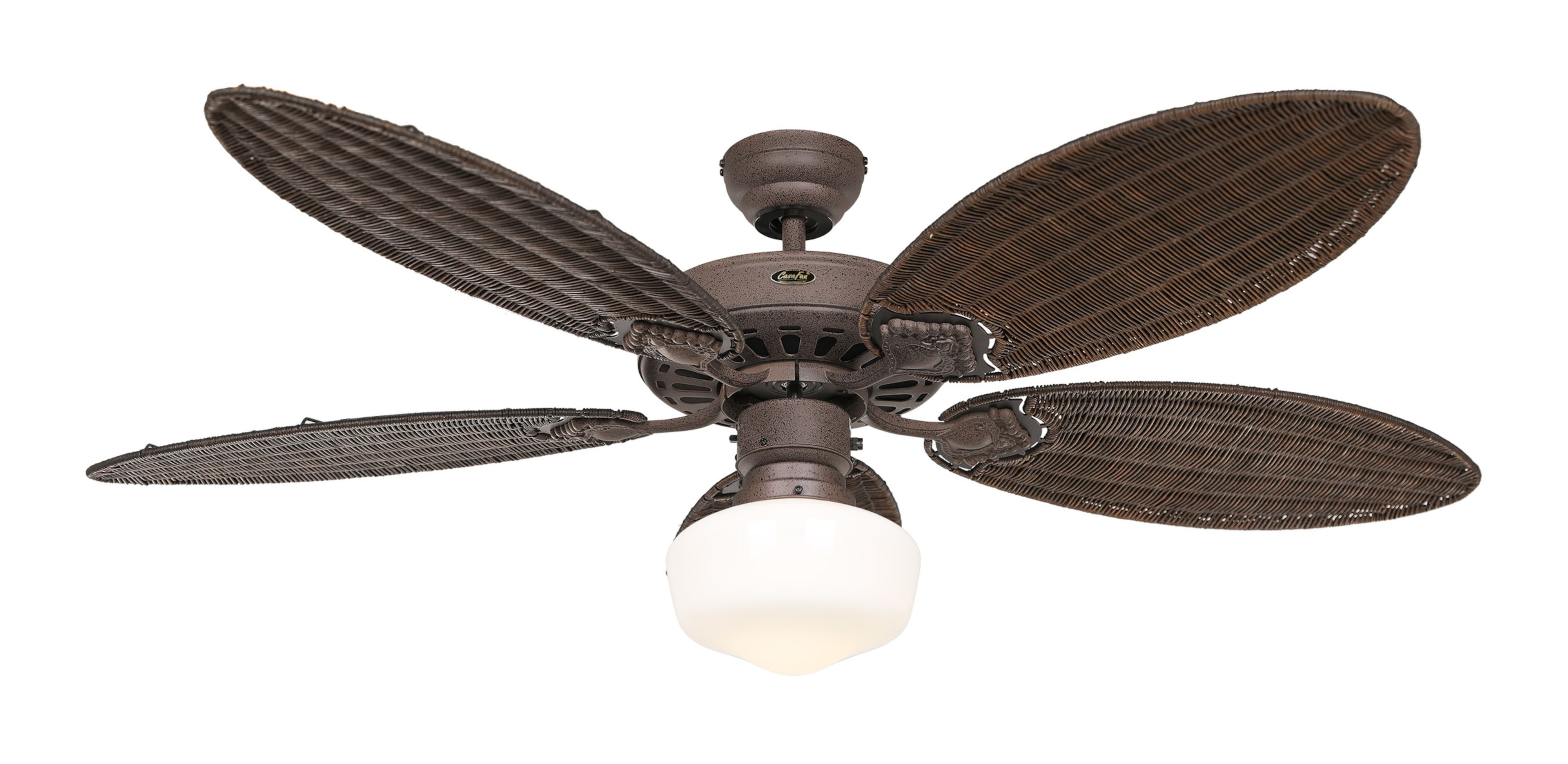 Ein brauner Deckenventilator im Korbstil mit fünf Flügeln und einer Leuchte.