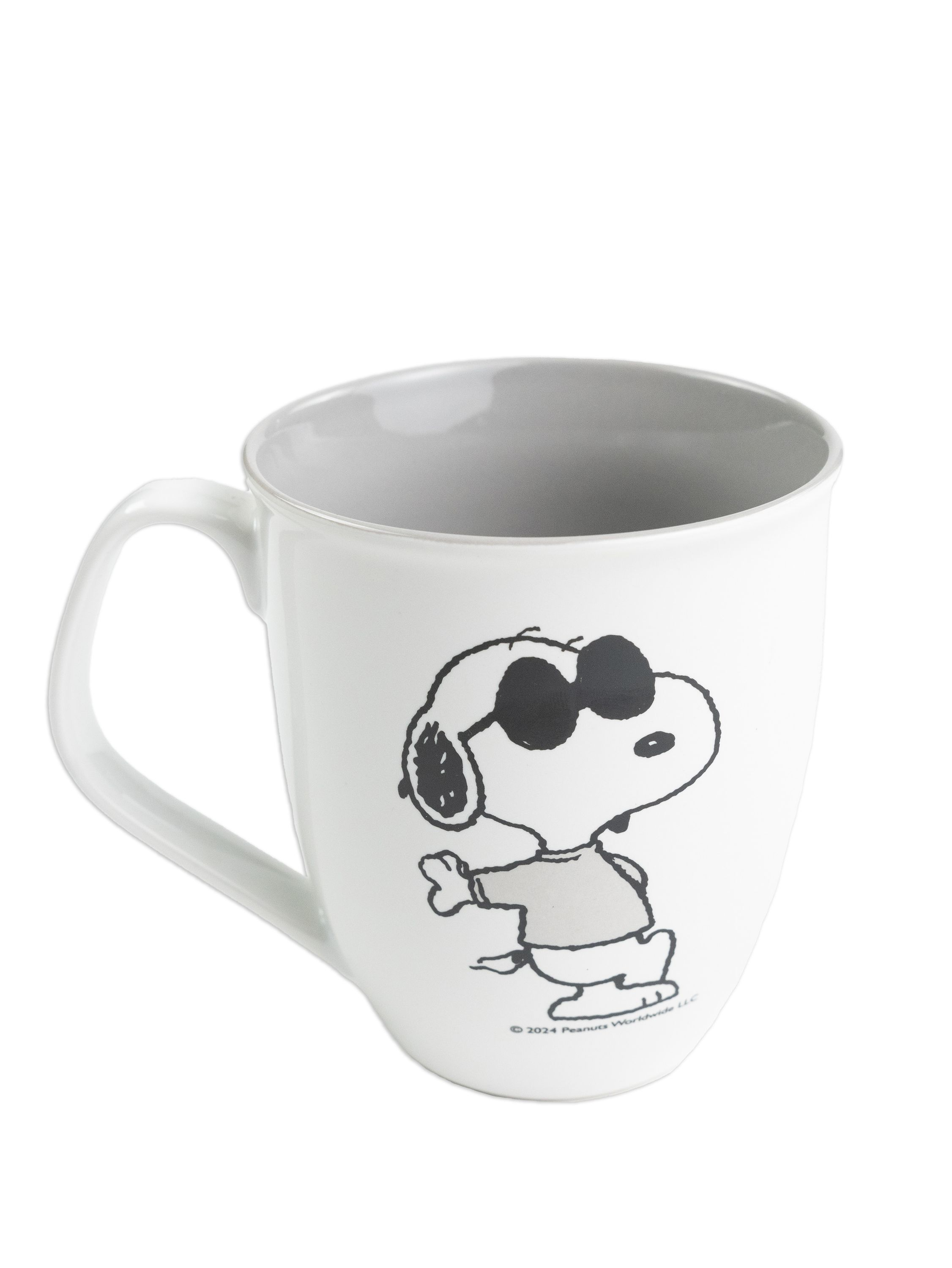 Weiße Tasse mit Snoopy mit Sonnenbrille. Snoopy-Tasse mit Henkel auf weißem Hintergrund.