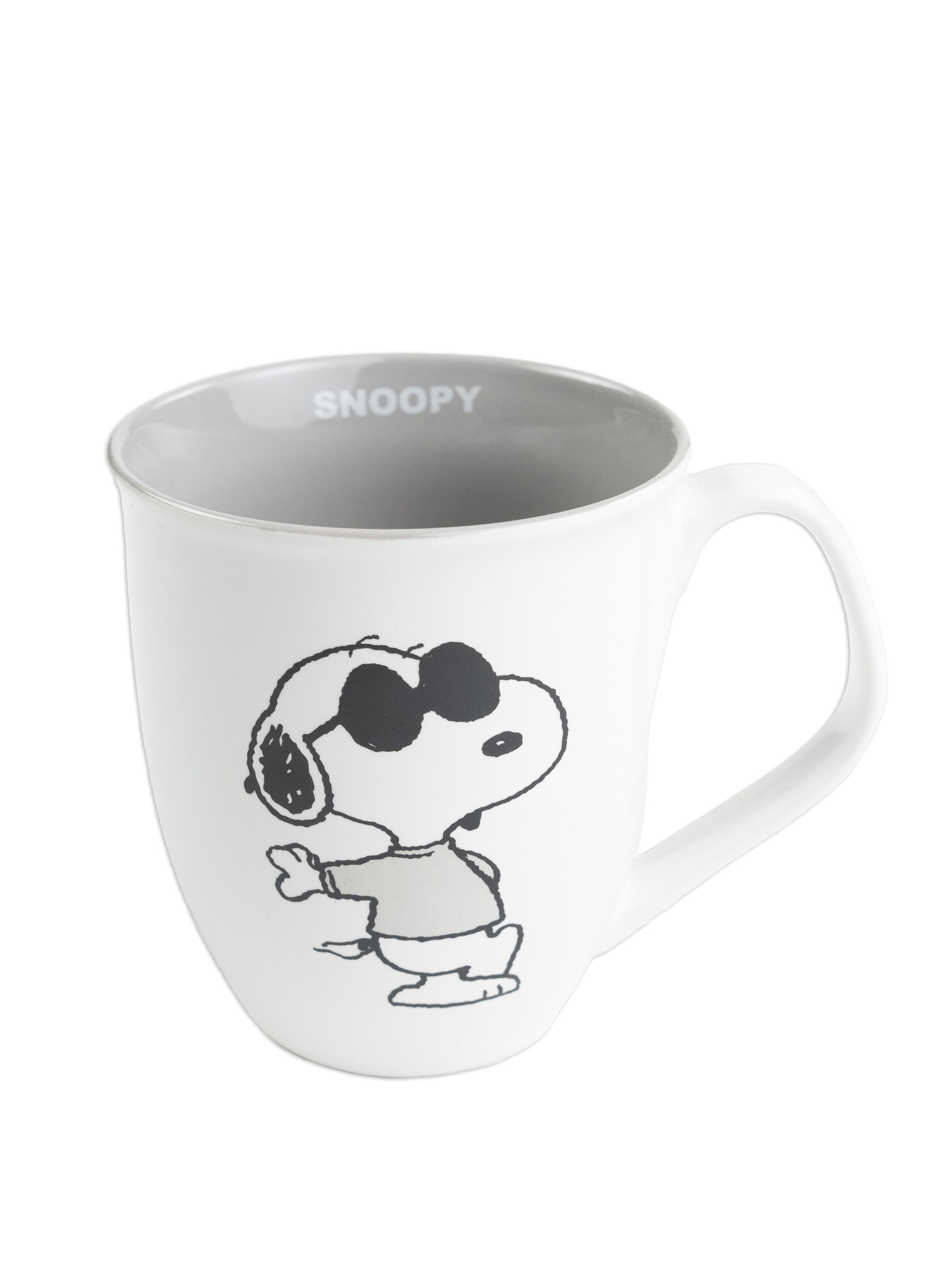Weiße Tasse mit Snoopy-Zeichnung, Sonnenbrille. Text: SNOOPY. Weißer Hintergrund.