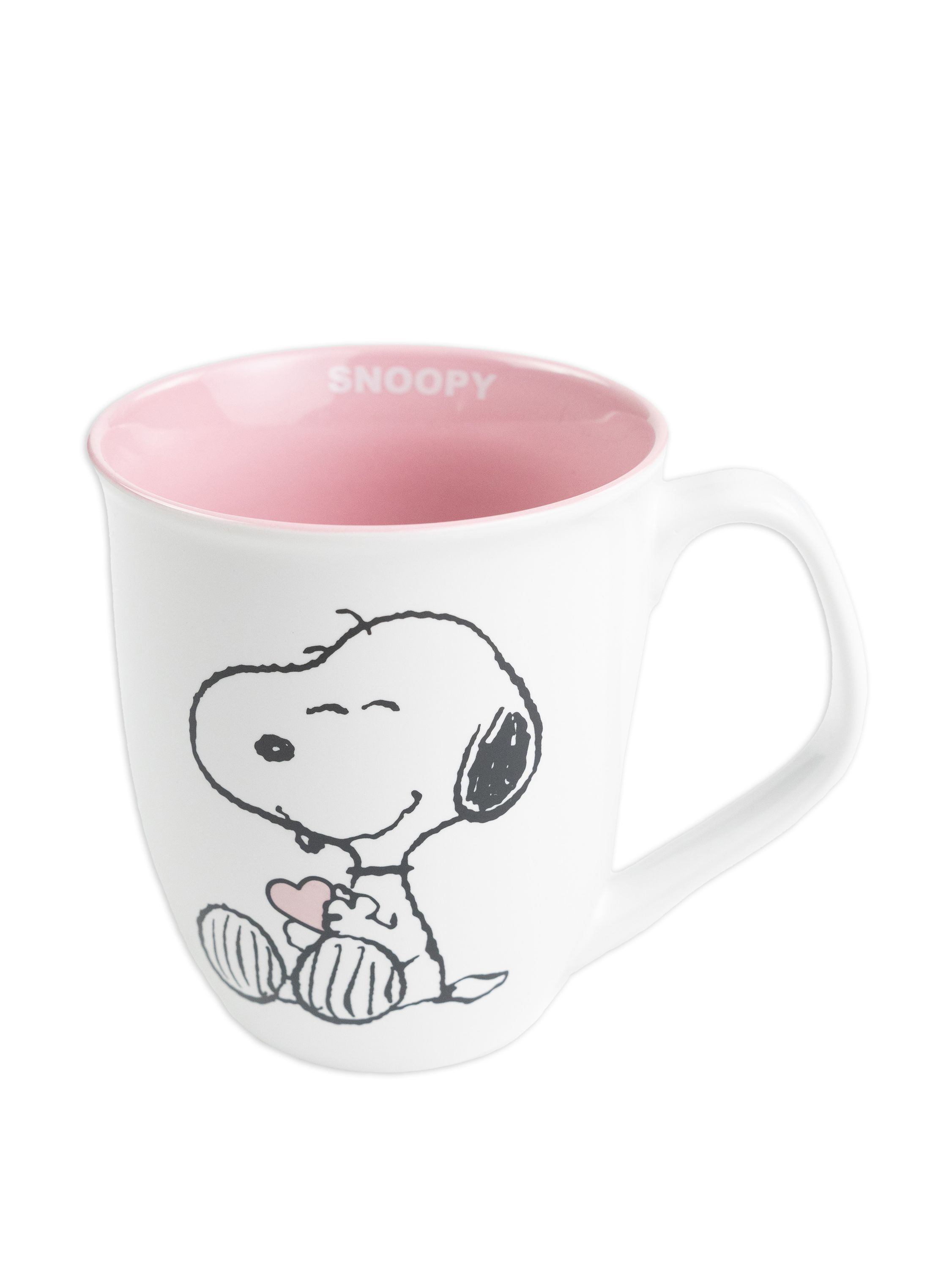 Snoopy-Tasse mit rosa Innenraum, hält ein Herz. Weißer Hintergrund.