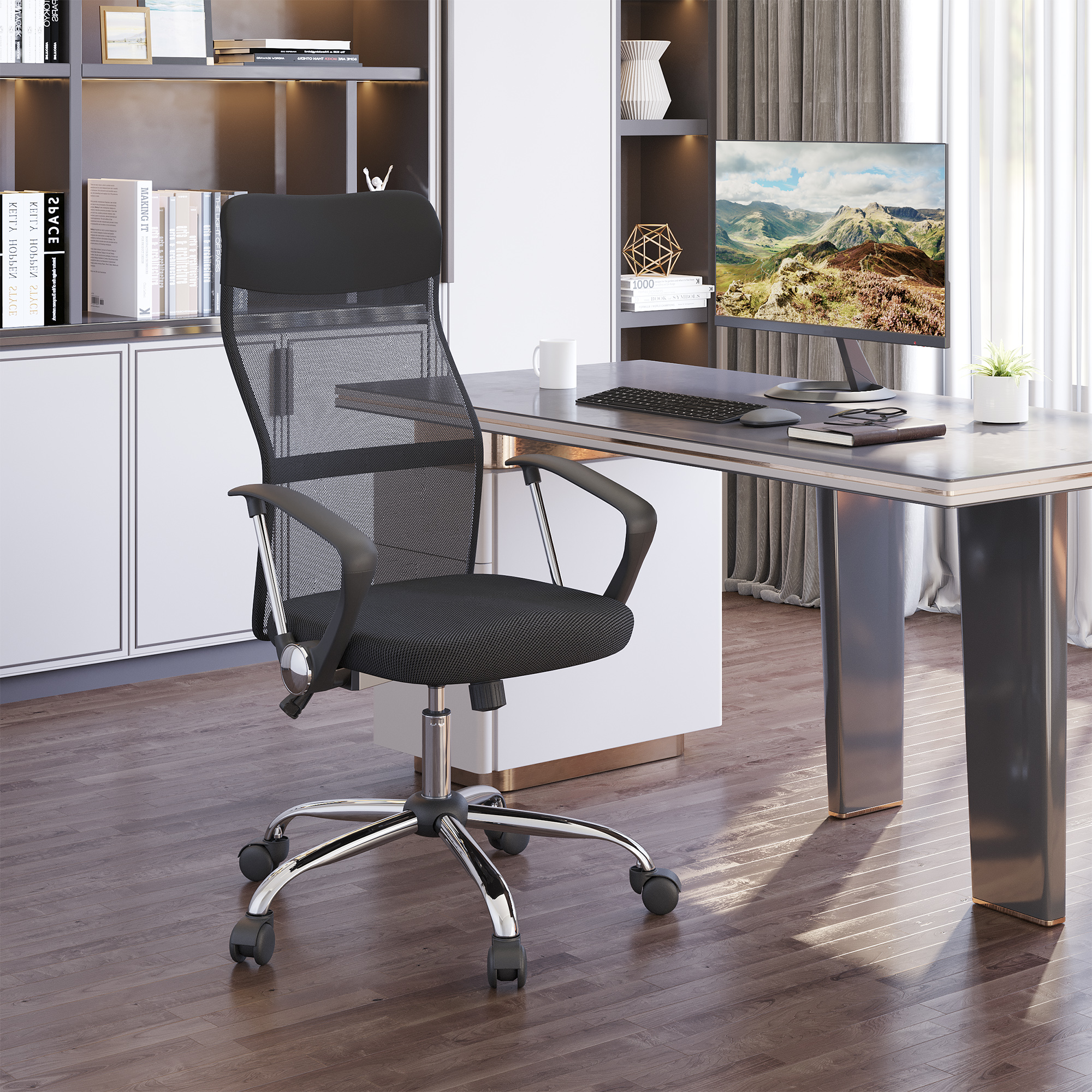 Sedia da ufficio nera con schienale in rete in un moderno home office.