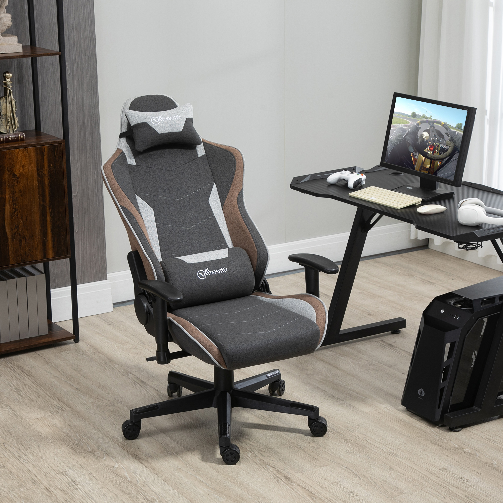 Sedia da gaming davanti a una scrivania. Computer, monitor e decorazioni sullo sfondo.