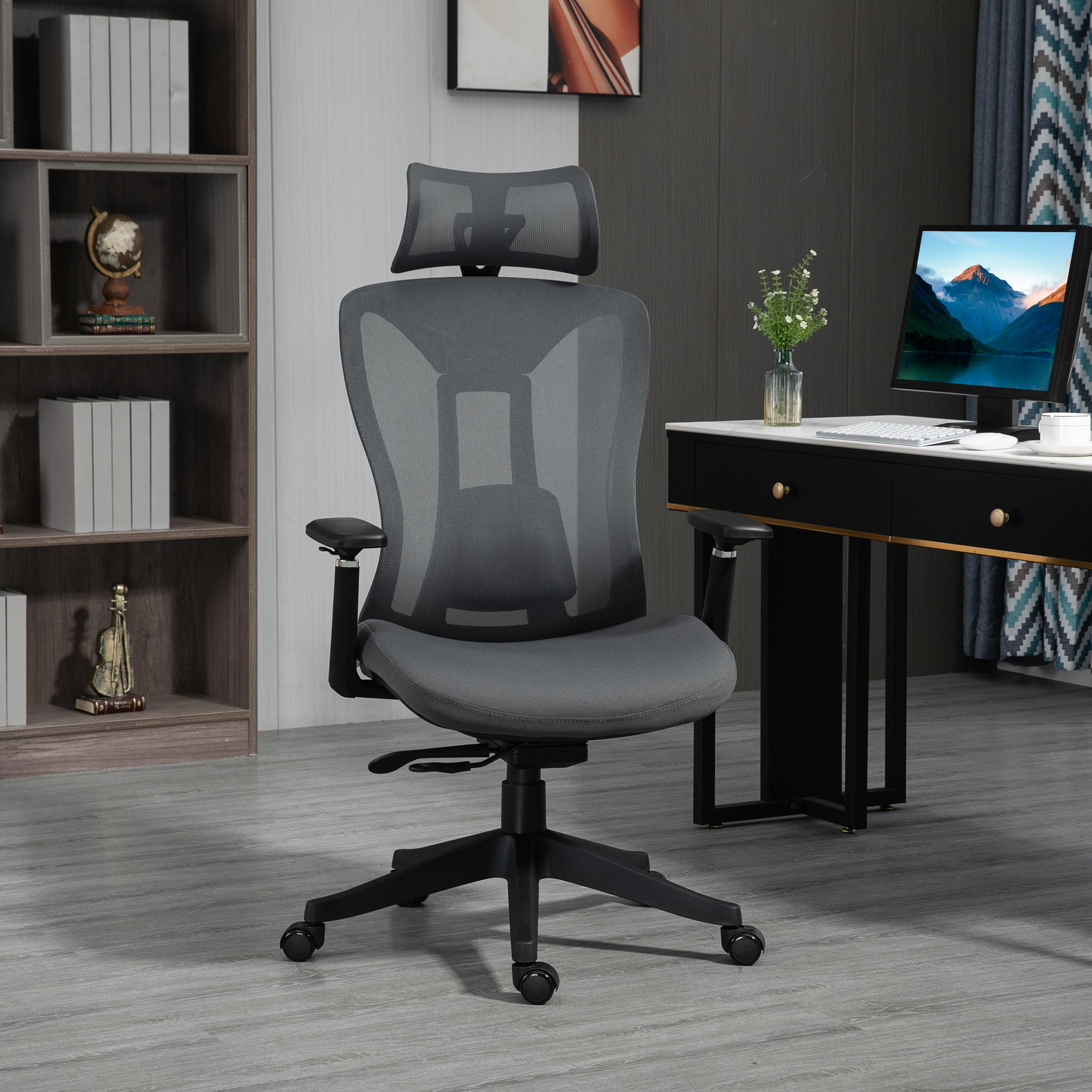 Ergonomischer Bürostuhl mit Netzrücken und Kopfstütze, vor einem Schreibtisch.