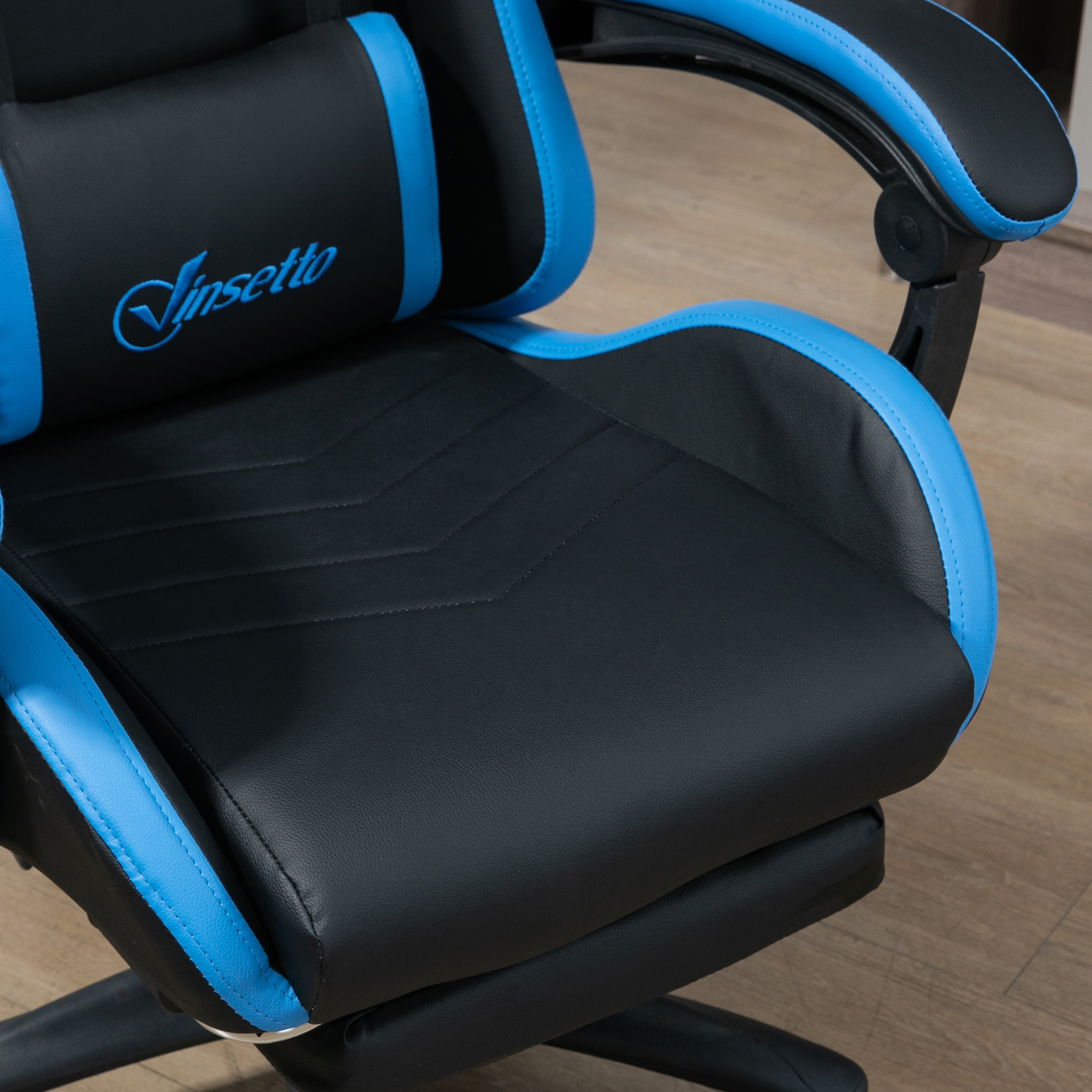 Primo piano di una sedia da gaming nera e blu con la parola 'Vinsetto'.