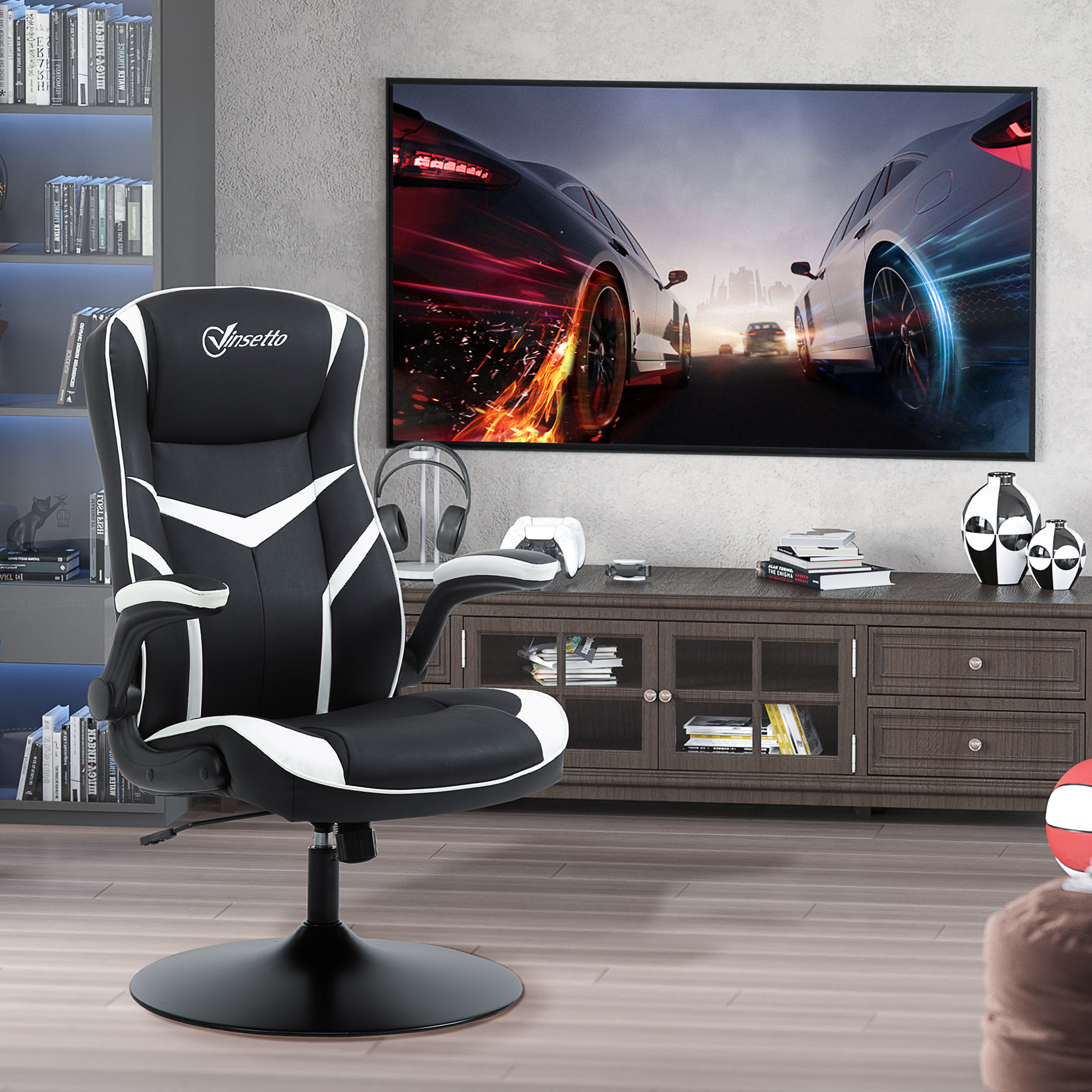 Stanza gaming con sedia gaming bianca e nera, TV e console.