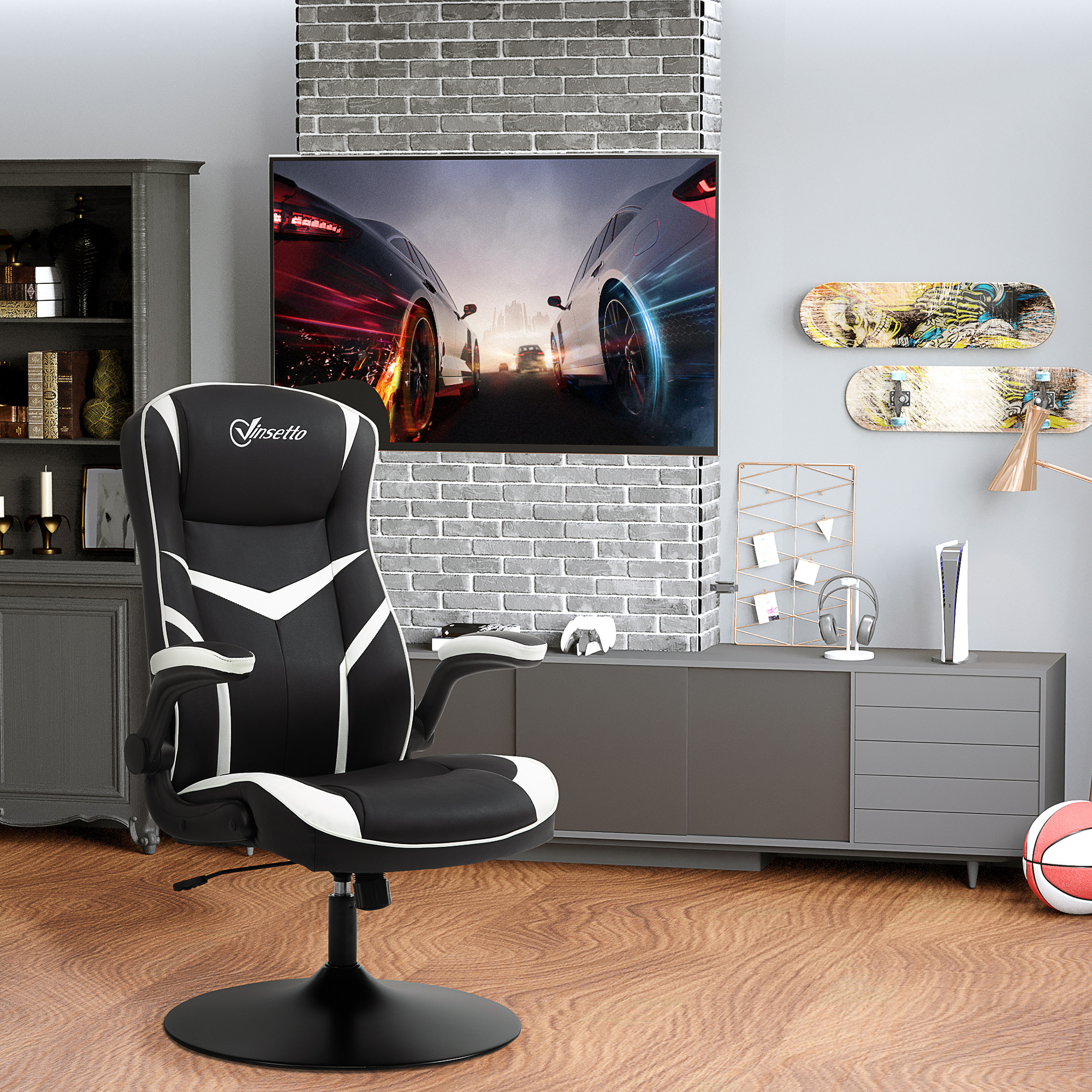 Sedia da gaming bianca e nera in una sala giochi. TV e decorazioni.