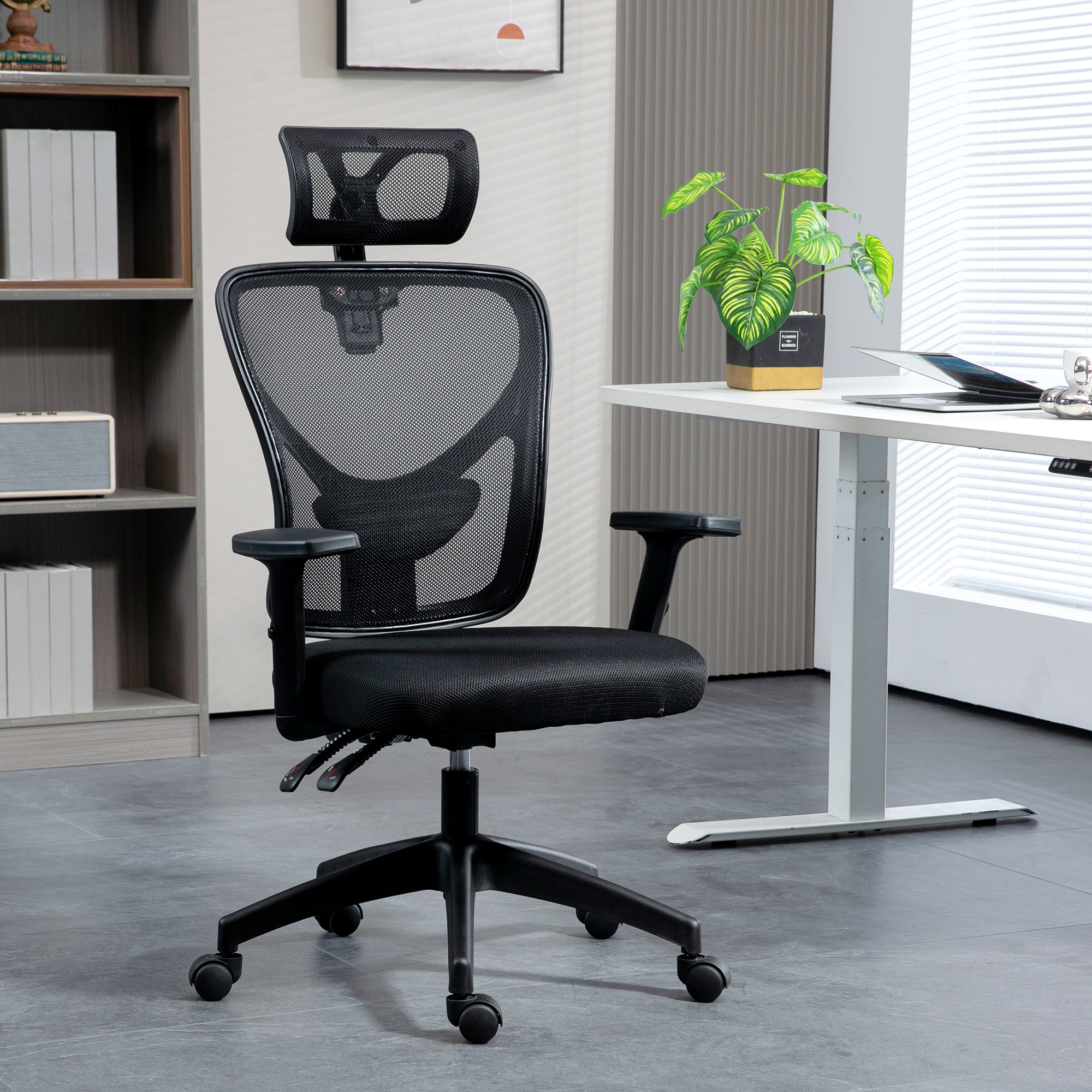 Sedia da ufficio in rete nera in un ambiente ufficio.