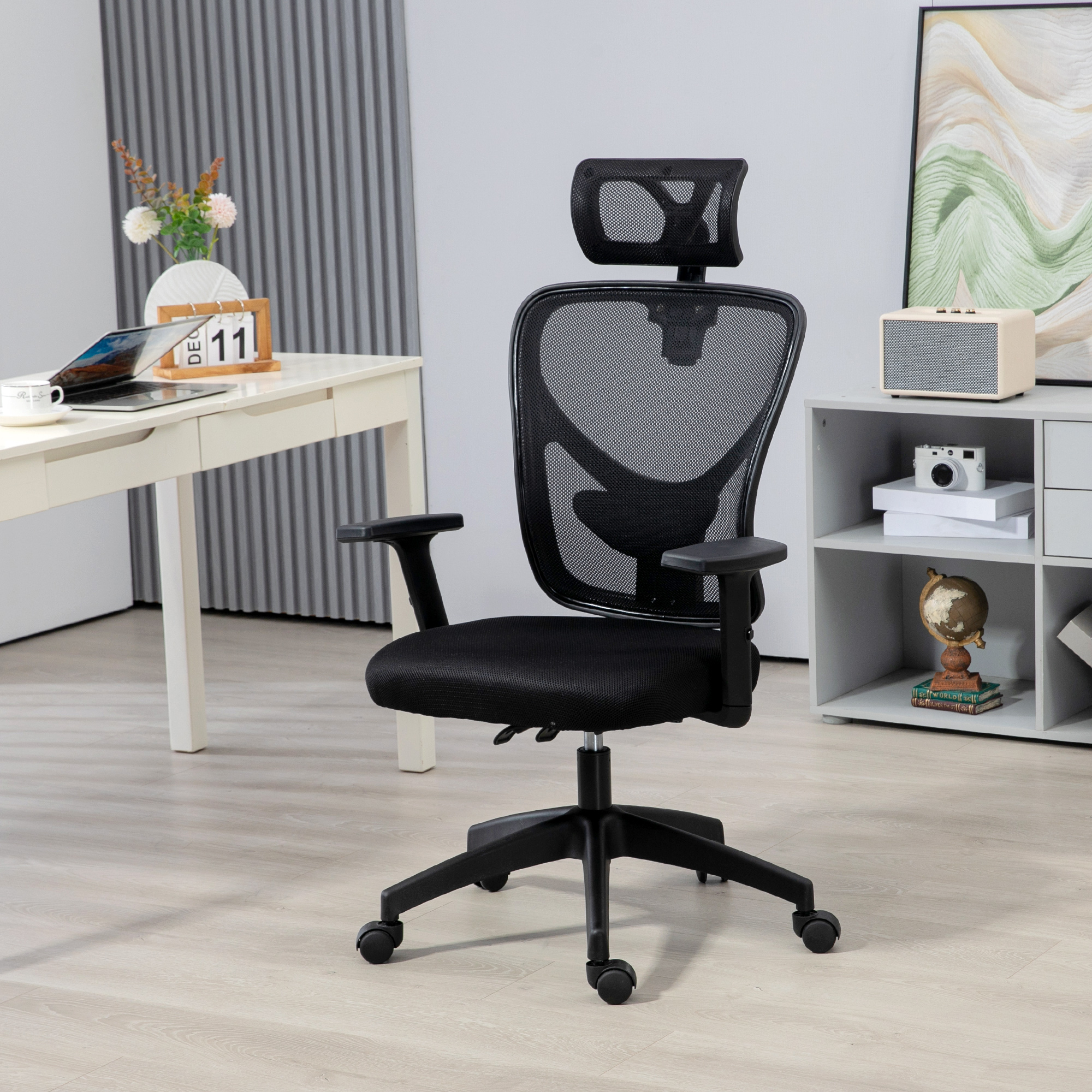 Sedia da ufficio nera con schienale in rete nera, in un ufficio moderno.