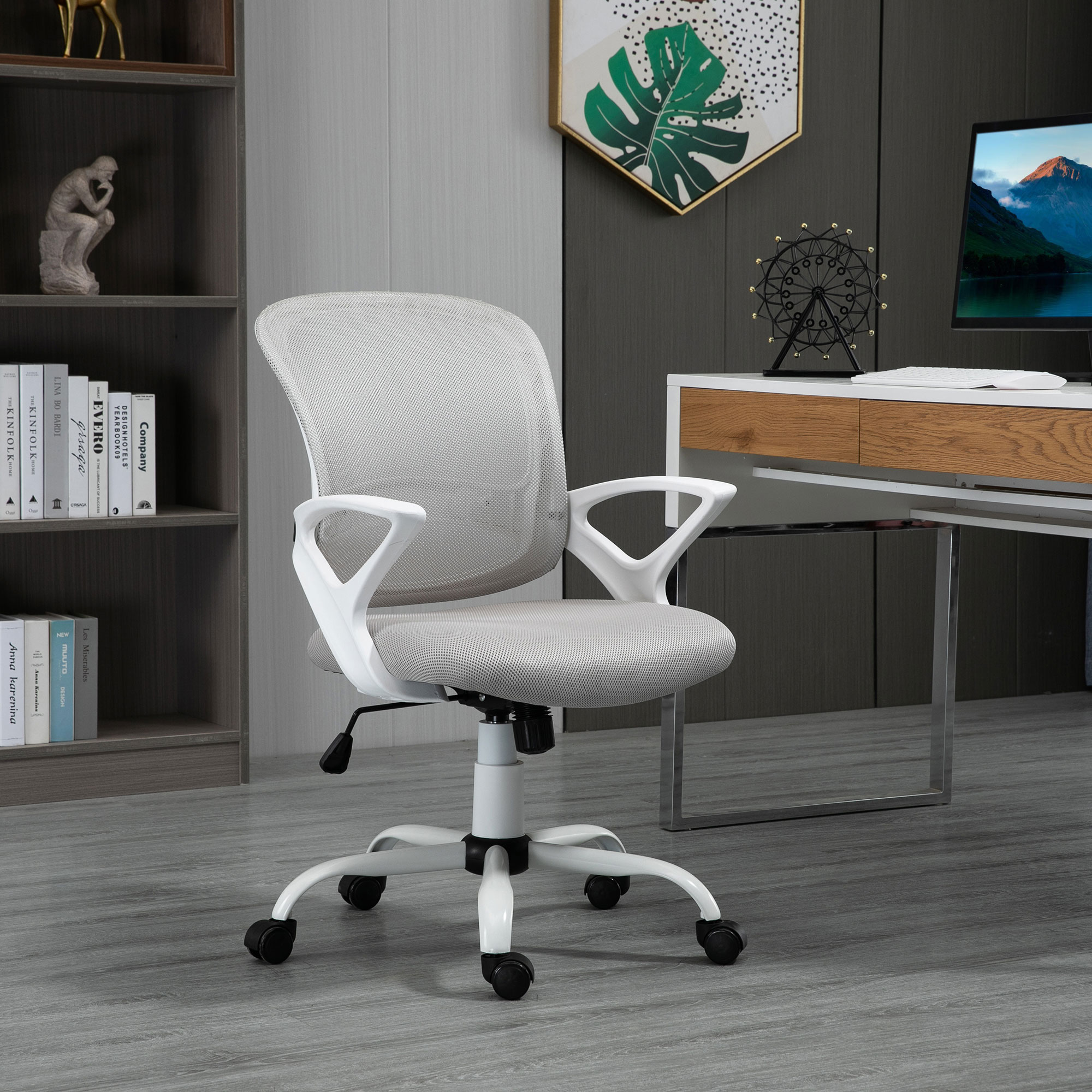 Una sedia da ufficio con telaio bianco e schienale in rete grigia, in un moderno ufficio domestico.