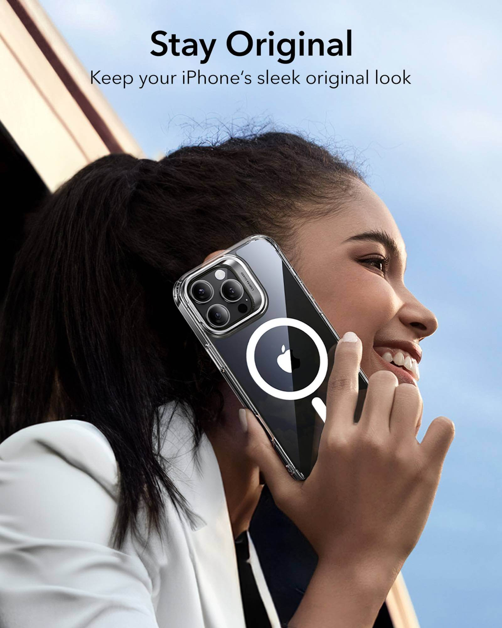 Femme tenant un téléphone dans une coque transparente, montrant l'arrière du téléphone et un cercle blanc.