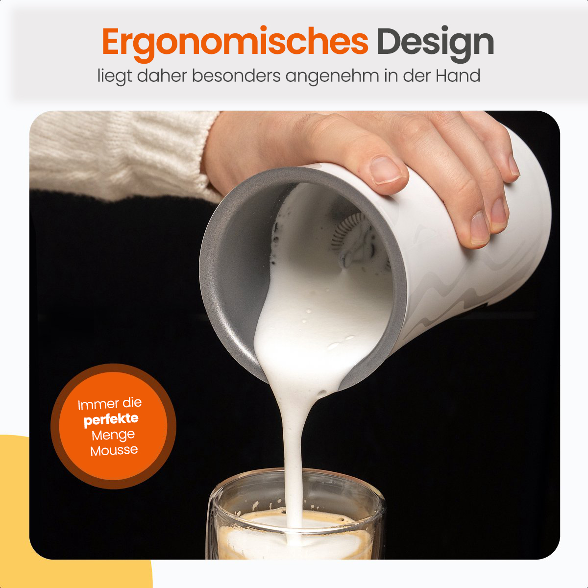 Eine Person gießt Milchschaum in ein Glas mit Kaffee. Der Text zeigt perfekte Mousse an.